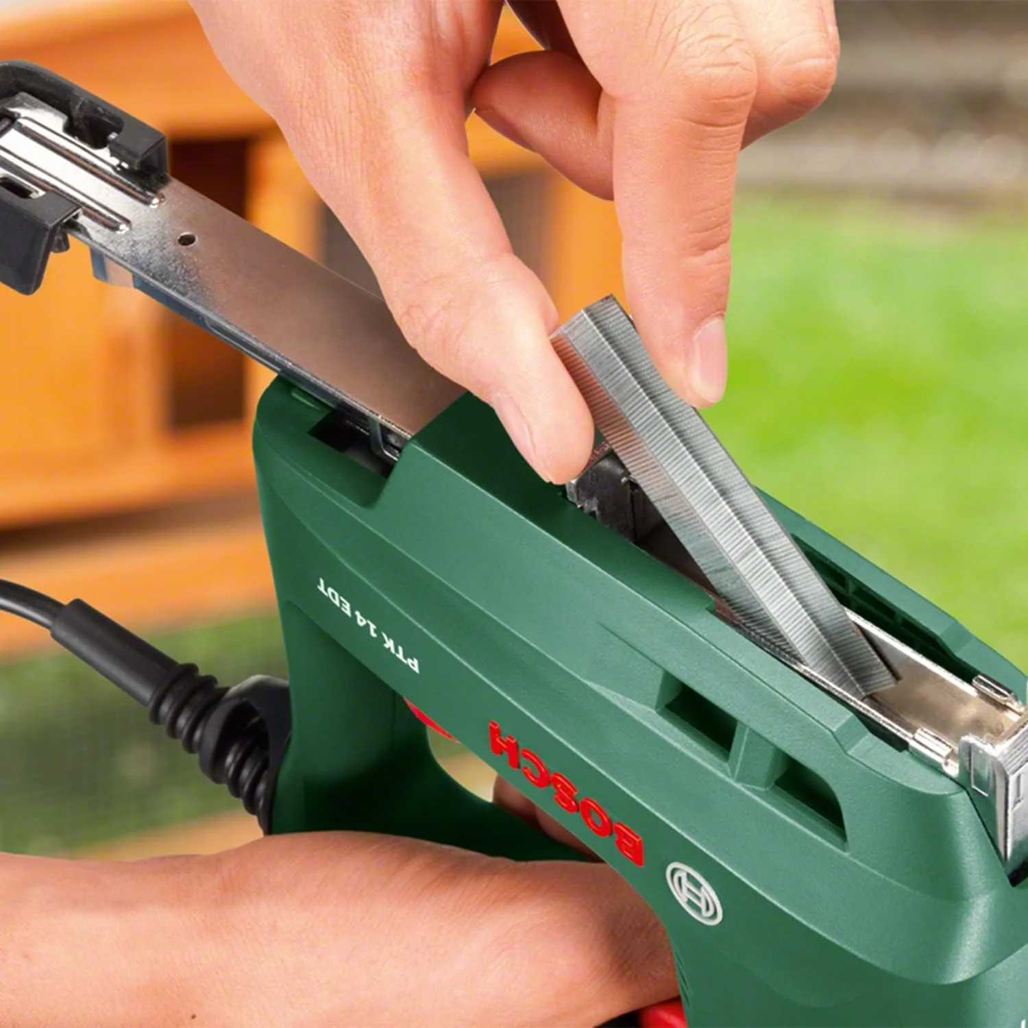 منگنه کوب برقی بوش مدل PTK 14 EDT، به همراه 1000 منگنه، جعبه (30 ضربه در دقیقه، میخ: 14 میلی متر، 1.1 کیلوگرم)، 220 ولت