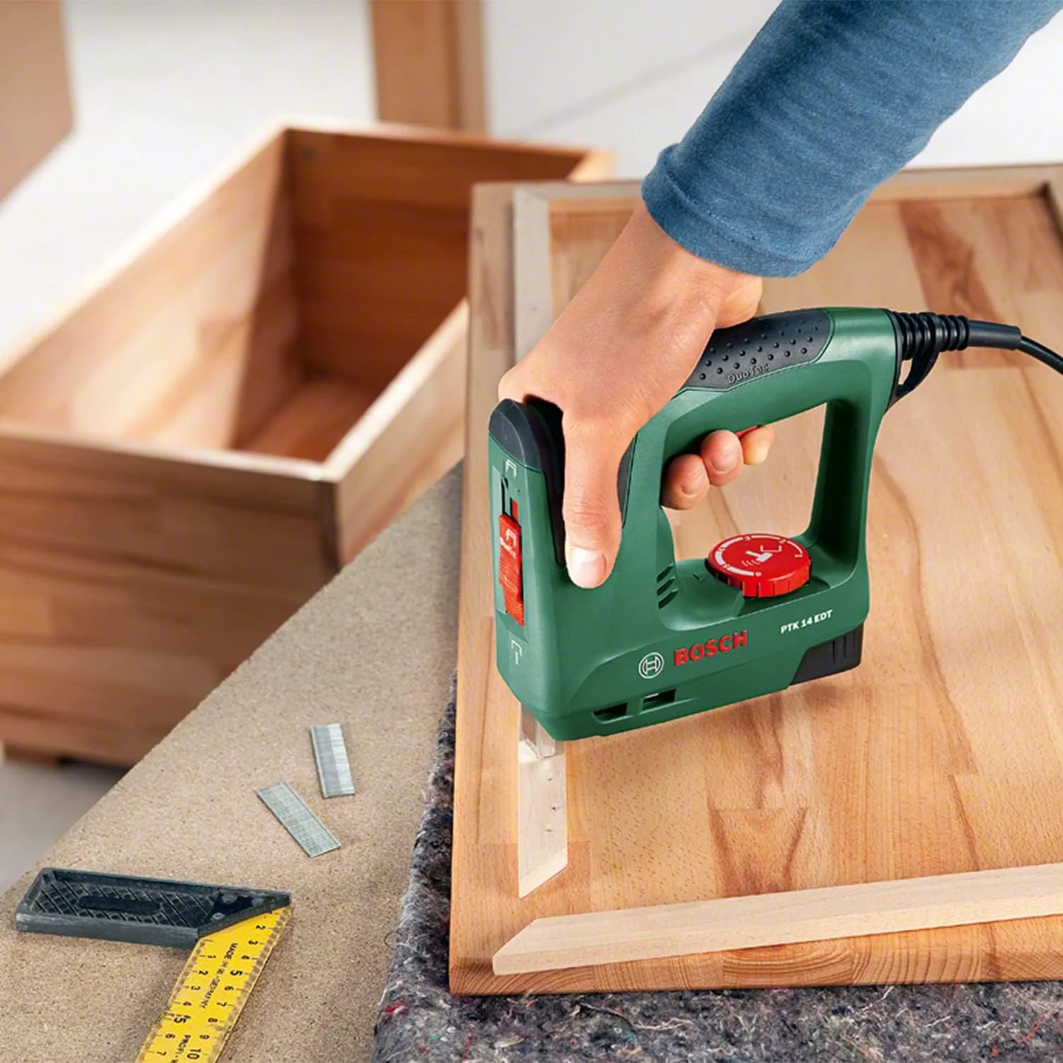 منگنه کوب برقی بوش مدل PTK 14 EDT، به همراه 1000 منگنه، جعبه (30 ضربه در دقیقه، میخ: 14 میلی متر، 1.1 کیلوگرم)، 220 ولت