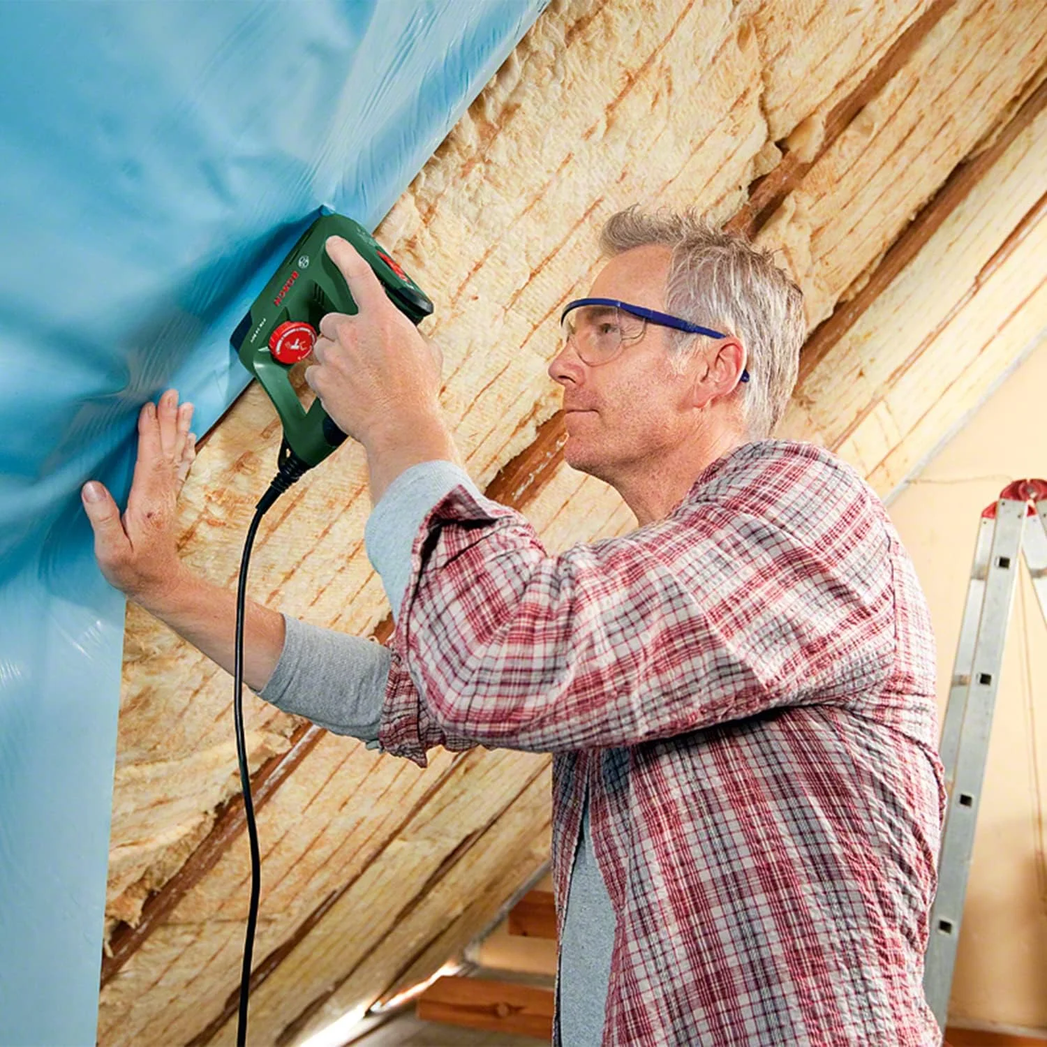 منگنه کوب برقی بوش مدل PTK 14 EDT، به همراه 1000 منگنه، جعبه (30 ضربه در دقیقه، میخ: 14 میلی متر، 1.1 کیلوگرم)، 220 ولت