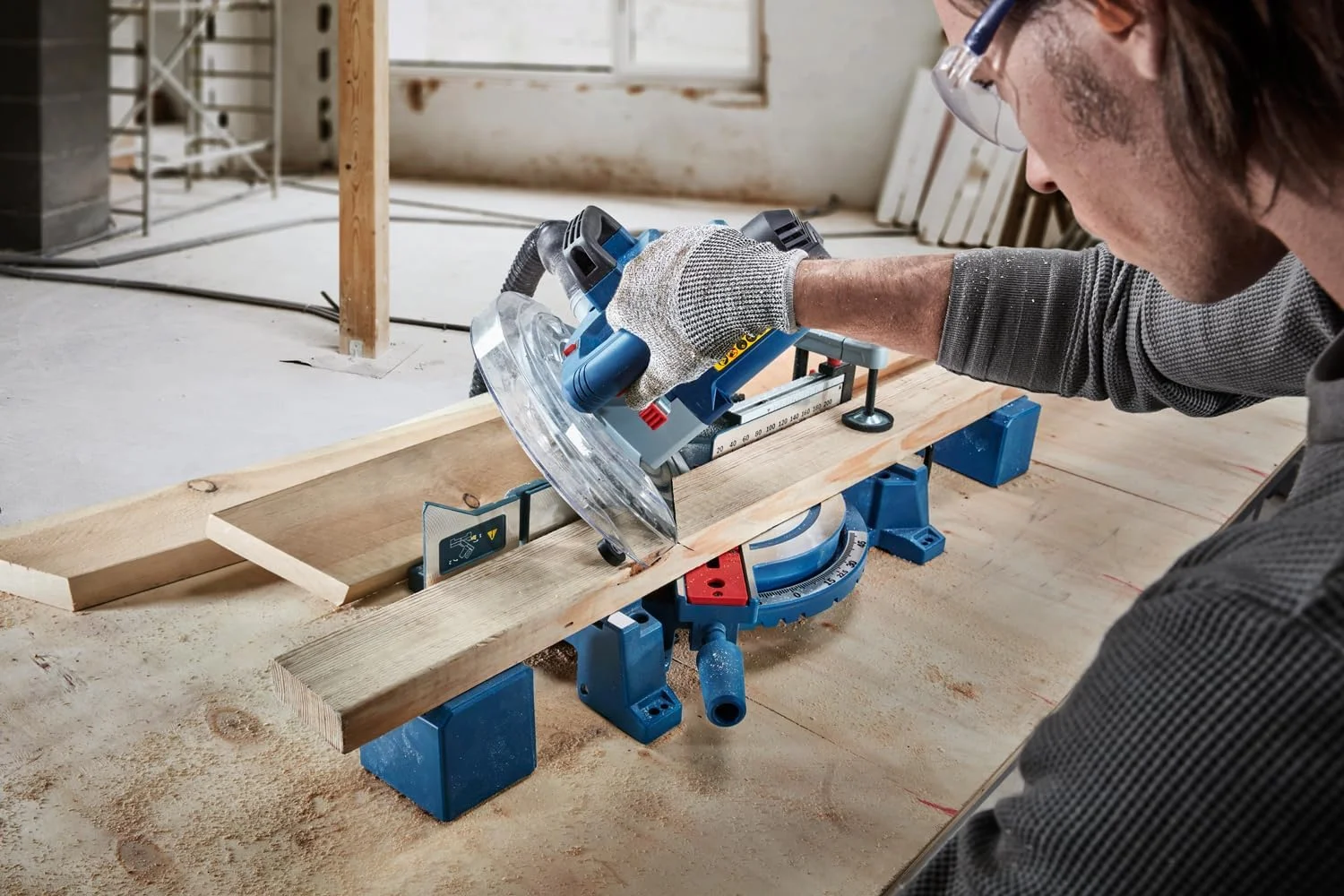 اره فارسی بر مرکب بوش مدل GCM 254 با توان 1750 وات و سرعت 5000 دور در دقیقه