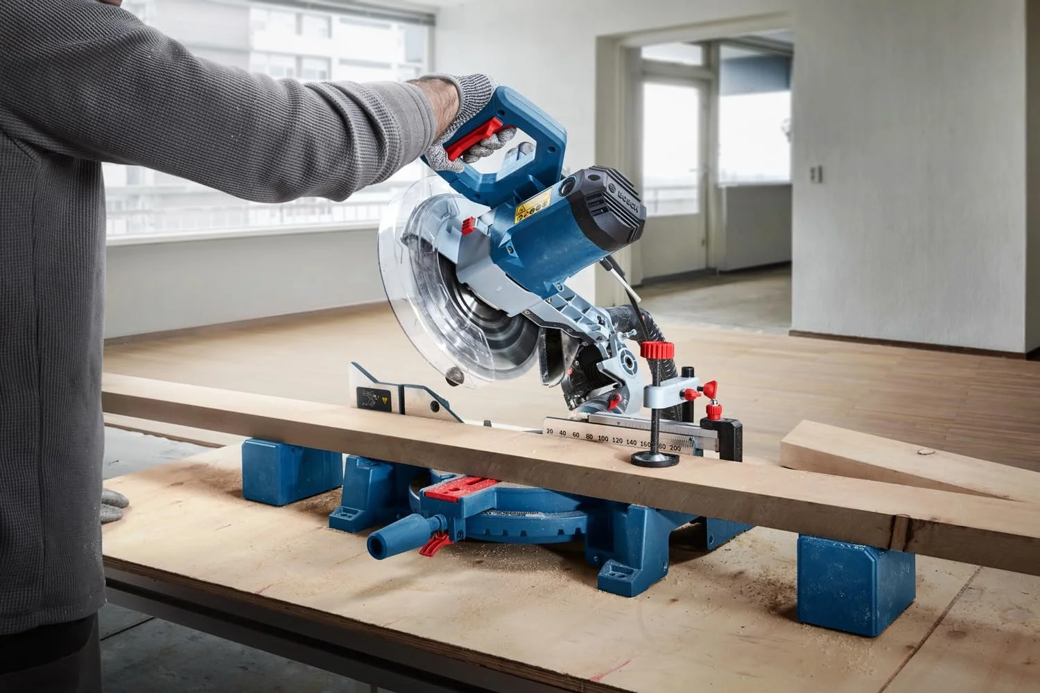 اره فارسی بر مرکب بوش مدل GCM 254 با توان 1750 وات و سرعت 5000 دور در دقیقه