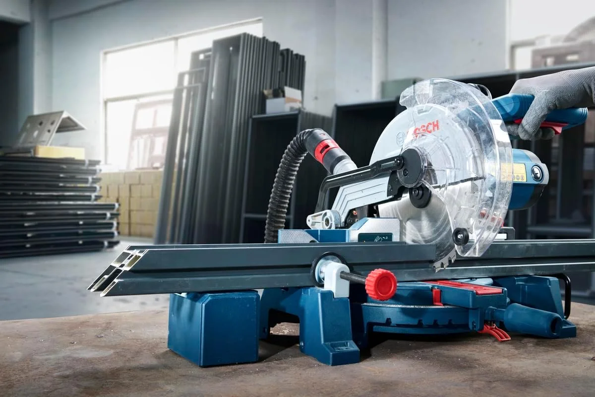 اره فارسی بر مرکب بوش مدل GCM 254 با توان 1750 وات و سرعت 5000 دور در دقیقه