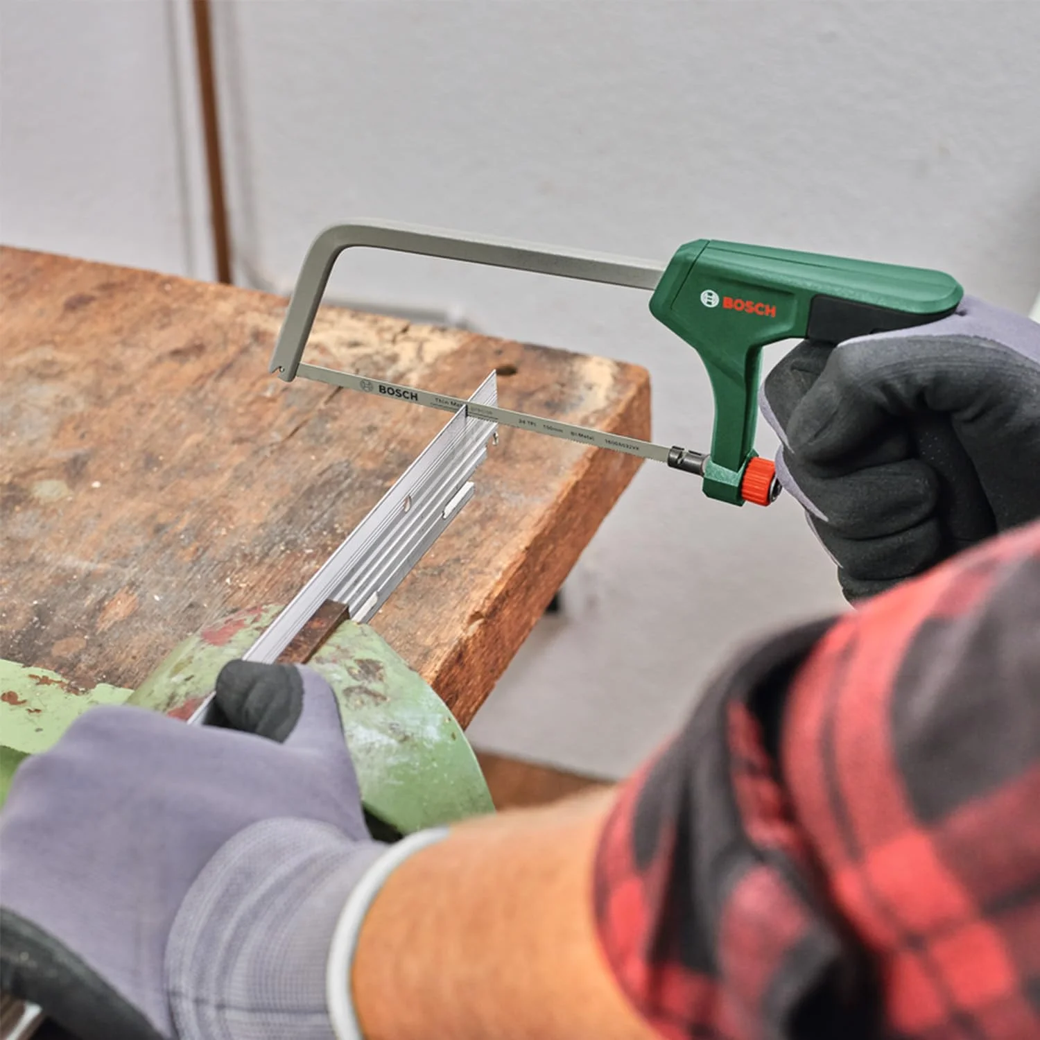 اره کمانی بوش 150 میلیمتری (اره کمانی کوچک با تیغه بادوام Bi-Metal برای برشهای دقیق در فلز، پلاستیک و چوب نرم؛ 24 TPI؛ تعویض آسان تیغه؛ دستگیره نرم ارگونومیک) اره کمانی بوش 150 میلیمتری (اره کمانی کوچک با تیغه بادوام Bi-Metal برای برشهای دقیق در فلز، پلاستیک و چوب نرم؛ 24 TPI؛ تعویض آسان تیغه؛ دستگیره نرم ارگونومیک)