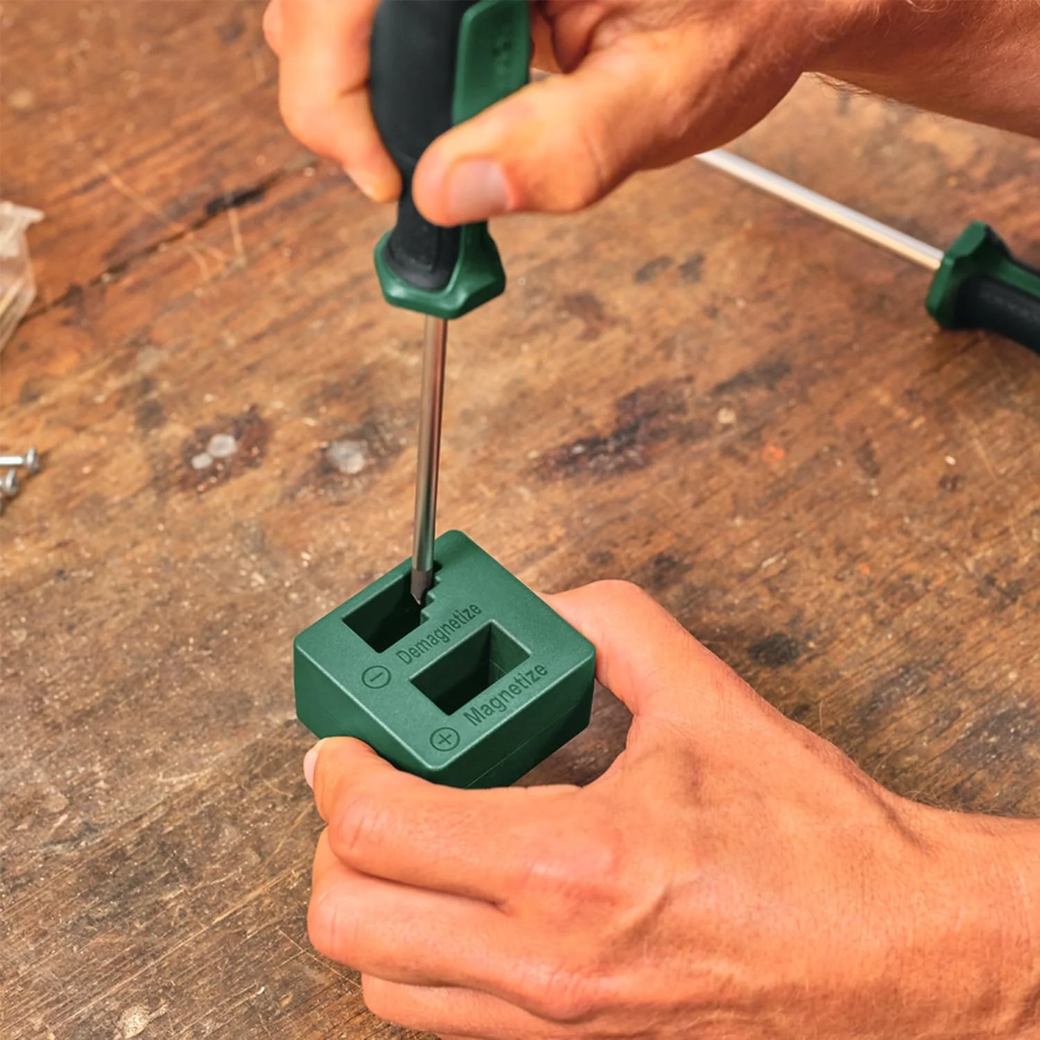 مغناطیس کننده/آهنربا زدای بوش (لوازم جانبی برای مغناطیسی/آهنربا زدایی پیچ گوشتی و سری پیچ گوشتی برای کارآمدی بیشتر؛ 2 آهنربای فریت؛ حداقل قدرت میدان مغناطیسی 90 mT) مغناطیس کننده/آهنربا زدای بوش (لوازم جانبی برای مغناطیسی/آهنربا زدایی پیچ گوشتی و سری پیچ گوشتی برای کارآمدی بیشتر؛ 2 آهنربای فریت؛ حداقل قدرت میدان مغناطیسی 90 mT)