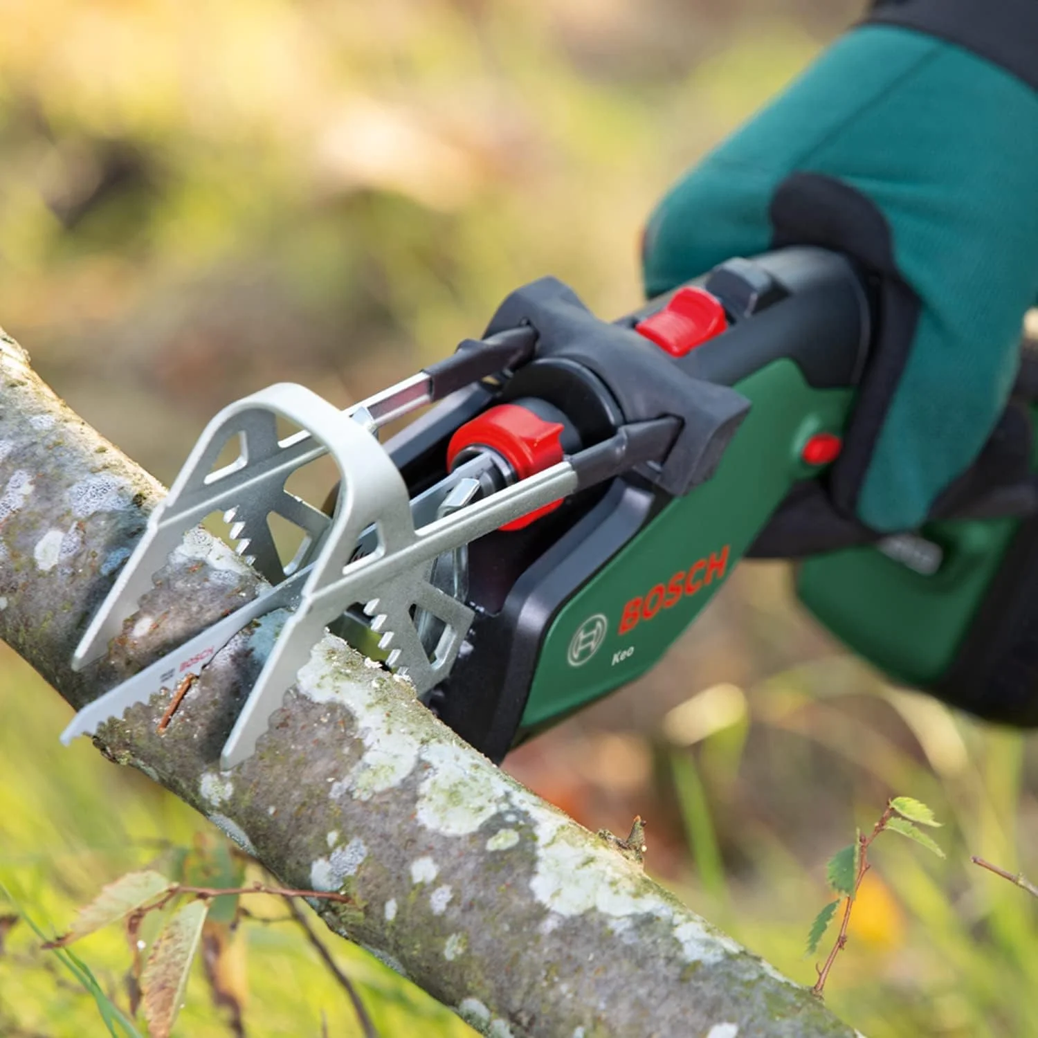 اره باغبانی شارژی بوش مدل Keo (شامل 1 باتری 2.0 آمپر ساعت، سیستم 18 ولت، قطر برش 80 میلی متر، به همراه تیغه چوب سوییسی دقیق، بسته بندی کارتنی) اره باغبانی شارژی بوش مدل Keo (شامل 1 باتری 2.0 آمپر ساعت، سیستم 18 ولت، قطر برش 80 میلی متر، به همراه تیغه چوب سوییسی دقیق، بسته بندی کارتنی)