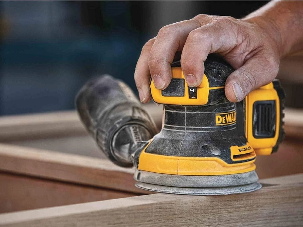 DEWALT DCW210P2-QW - سنباده لرزان گرد 18 ولت XR بدون جاروبک با 2 باتری لیتیوم-یون 5.0 آمپر ساعت