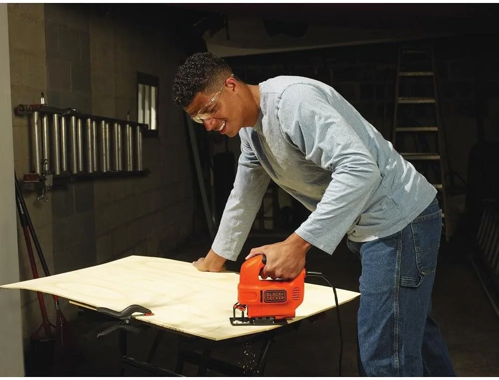 اره عمودبر جمع و جور بلک اند دکر مدل KS501-GB با توان 400 وات به همراه تیغه اره عمودبر جمع و جور بلک اند دکر مدل KS501-GB با توان 400 وات به همراه تیغه