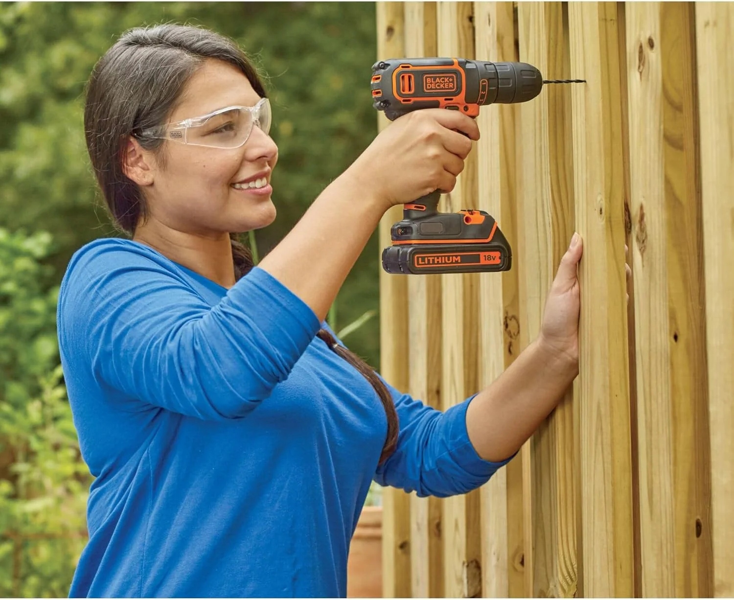 دریل شارژی بلک اند دکر BDCDC18 (18 ولت، 1.5 آمپر ساعت، گیربکس سیاره ای، چراغ کار LED، دسته نرم، شامل 1 عدد باتری کشویی لیتیوم-یون، شارژر 200 میلی آمپر، سر پیچ گوشتی دو طرفه)