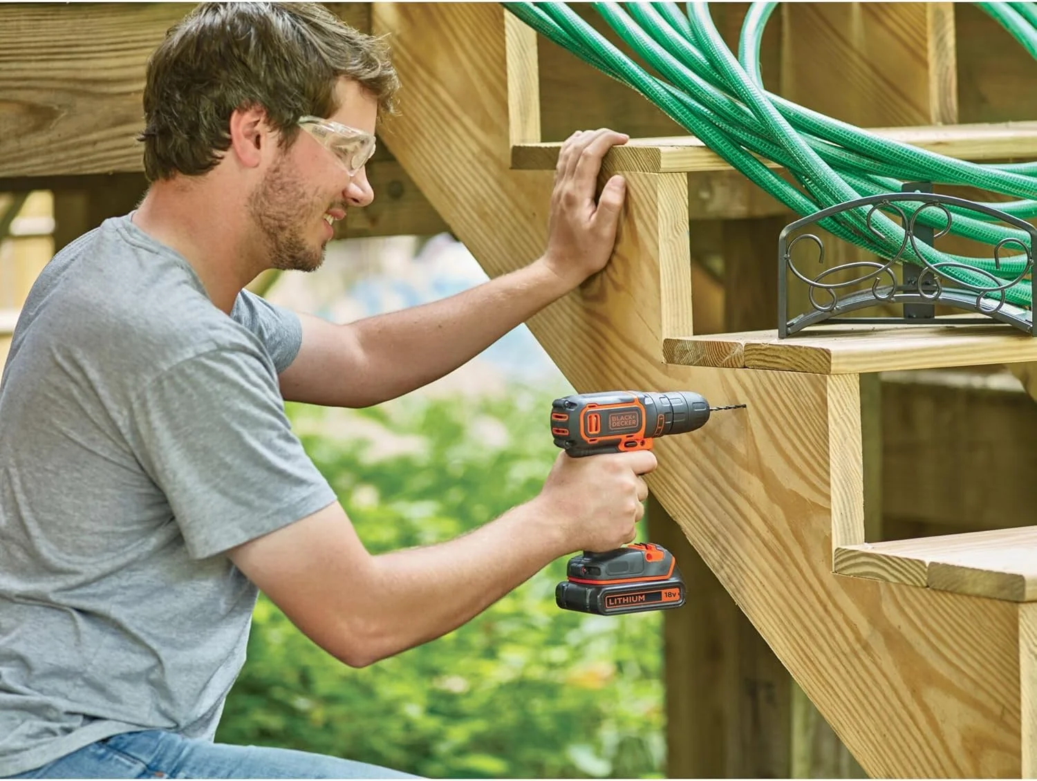 دریل شارژی بلک اند دکر BDCDC18 (18 ولت، 1.5 آمپر ساعت، گیربکس سیاره ای، چراغ کار LED، دسته نرم، شامل 1 عدد باتری کشویی لیتیوم-یون، شارژر 200 میلی آمپر، سر پیچ گوشتی دو طرفه)