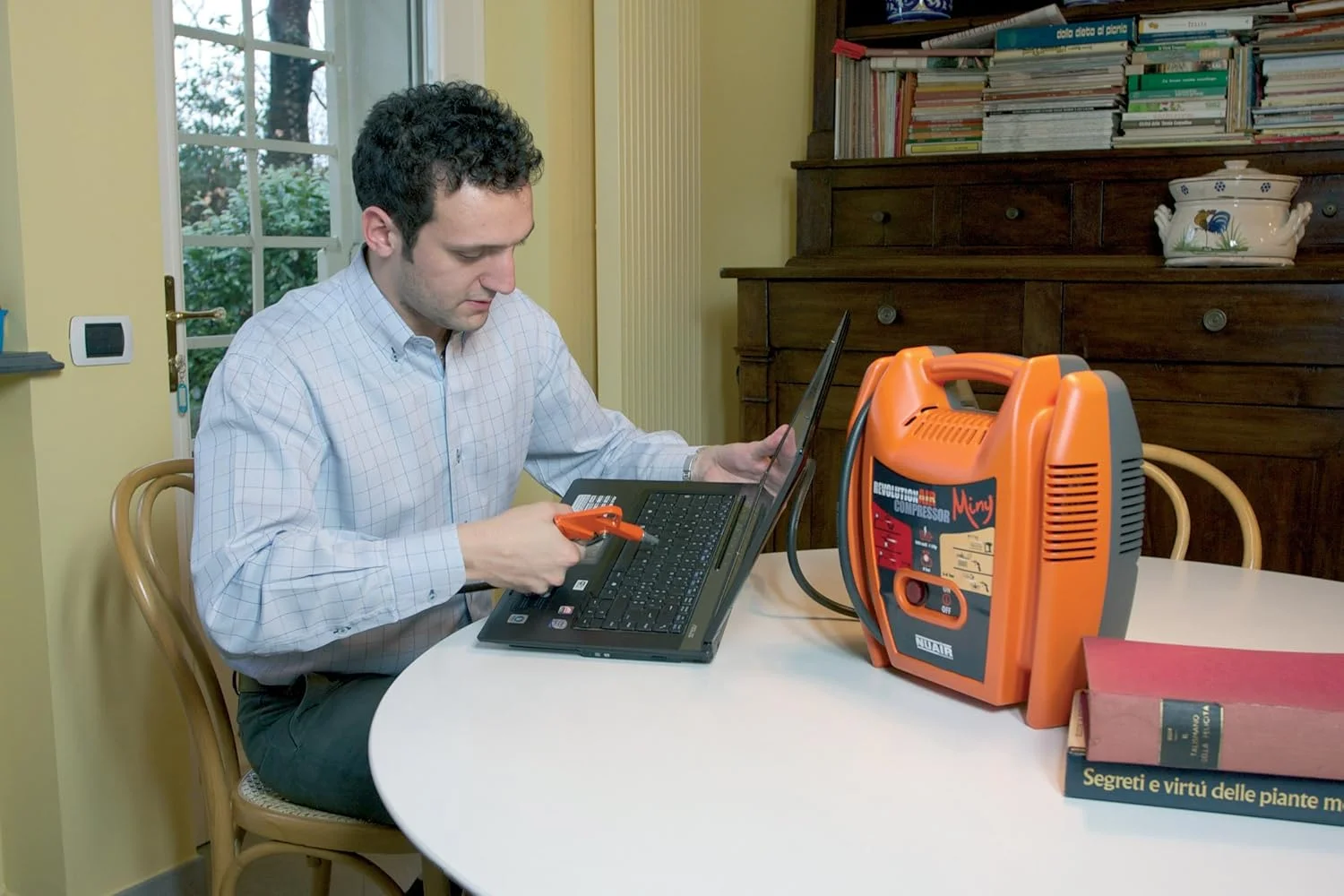 کمپرسور هوای کوچک RevolutionAIR Miny، 230 ولت، نارنجی