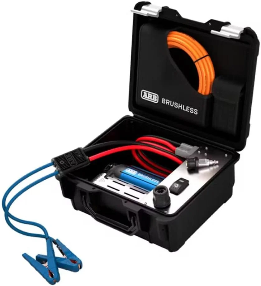 کمپرسور هوای بدون جاروبک ARB CKBLP12 با موتور قابل حمل ممتاز، 1.5 برابر خروجی بیشتر. ایده آل برای زمان باد کردن سریعتر تایر و ماجراجویی های خارج از جاده 4x4 - عرضه شده در سال 2025.