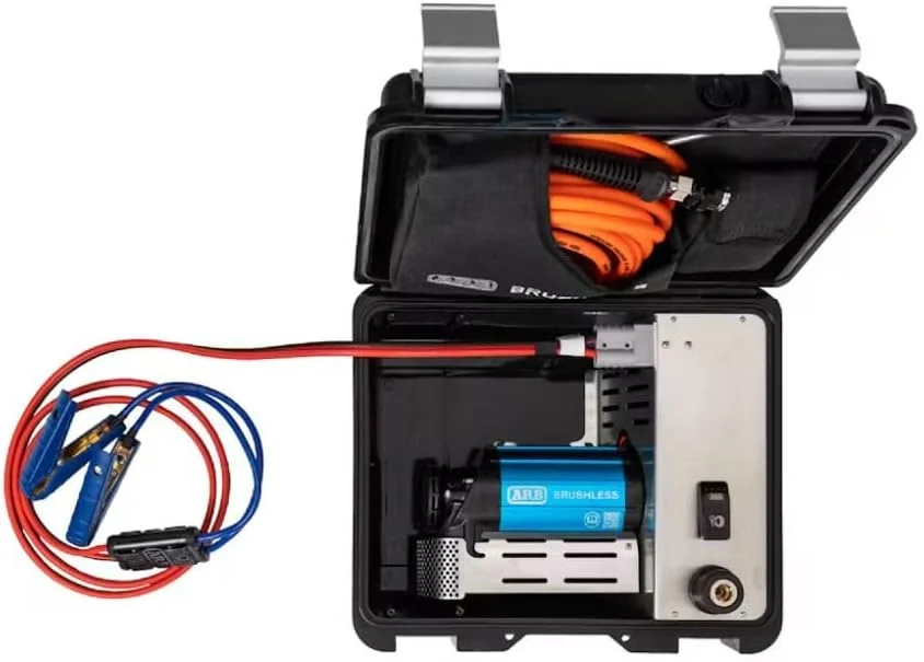 کمپرسور هوای بدون جاروبک ARB CKBLP12 با موتور قابل حمل ممتاز، 1.5 برابر خروجی بیشتر. ایده آل برای زمان باد کردن سریعتر تایر و ماجراجویی های خارج از جاده 4x4 - عرضه شده در سال 2025.