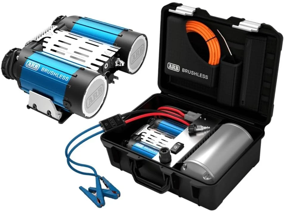 کمپرسور هوای بدون جاروبک ARB CKBLP12 با موتور قابل حمل ممتاز، 1.5 برابر خروجی بیشتر. ایده آل برای زمان باد کردن سریعتر تایر و ماجراجویی های خارج از جاده 4x4 - عرضه شده در سال 2025.