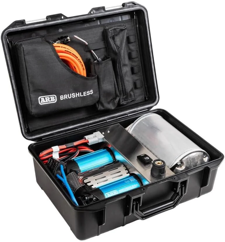 کمپرسور هوای قابل حمل دو موتوره بدون جاروبک ARB CKBLTP12، ۱۲ ولت، حداکثر ۱۵۰ PSI، نرخ جریان ۹.۱۸ CFM، چرخه کاری ۱۰۰٪، مقاوم در برابر آب IP67، وزن ۷.۱ کیلوگرم، به همراه شلنگ هوای ۶ متری