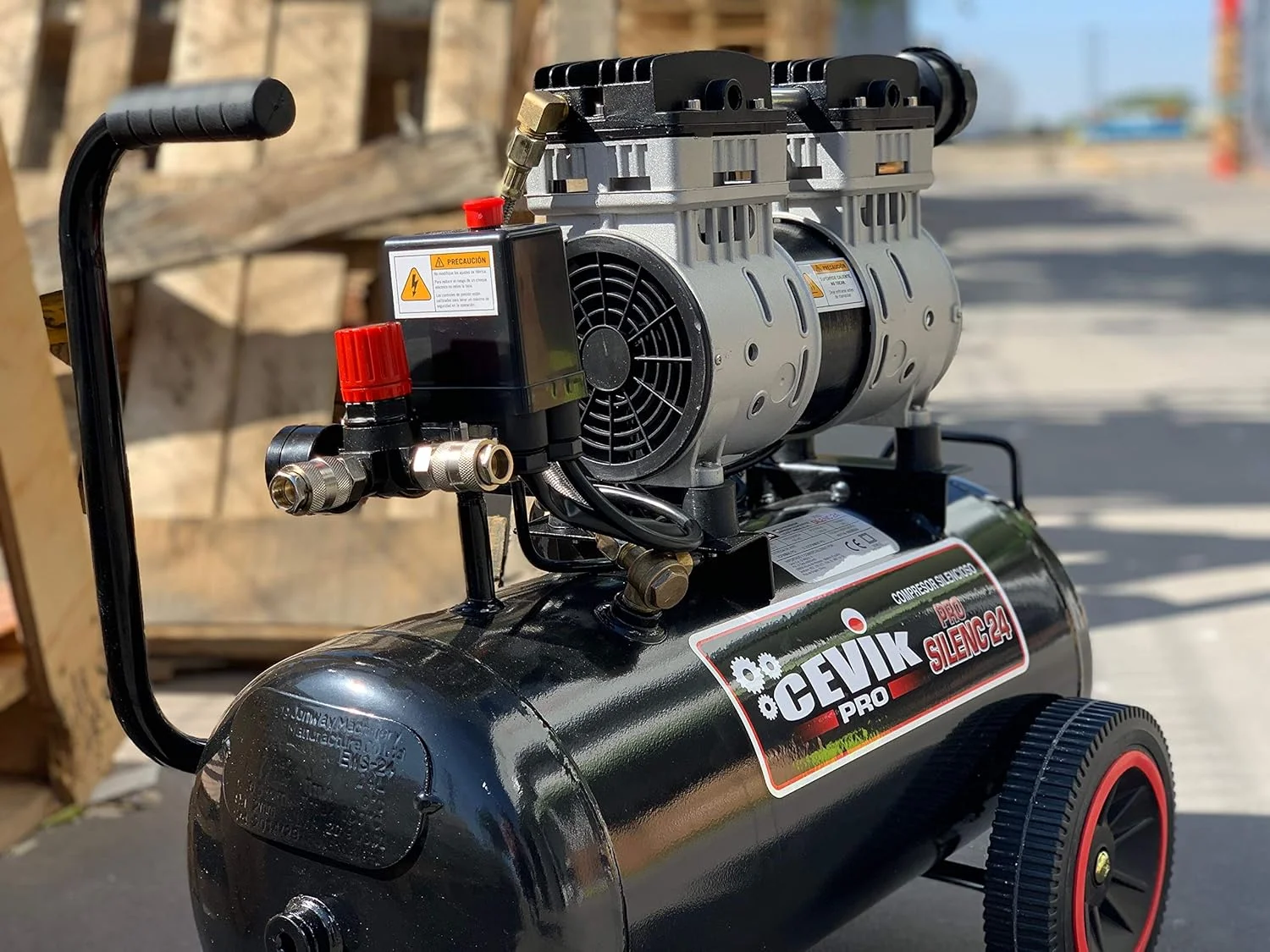 کمپرسور بی صدای قابل حمل Cevik Pro24silenc با مخزن 24 لیتری و قدرت 1.5 اسب بخار، ایده آل برای کار در محیط های داخلی و خارجی، مناسب برای باد کردن و استفاده از میخکوب و منگنه بادی