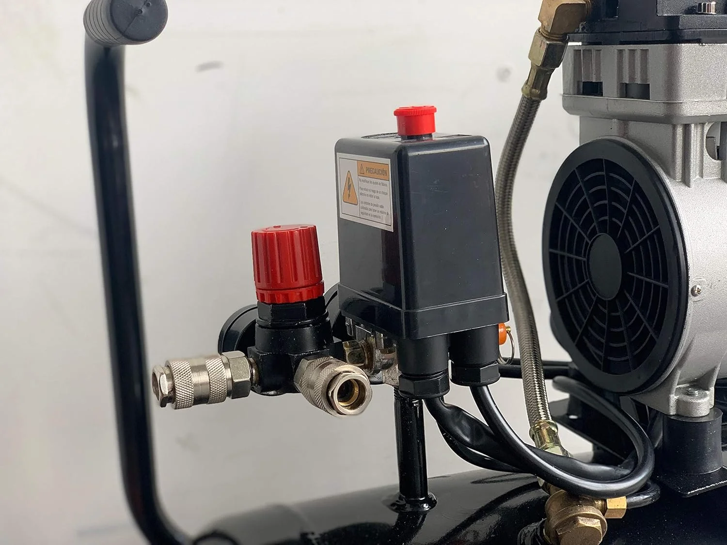 کمپرسور بی صدای قابل حمل Cevik Pro24silenc با مخزن 24 لیتری و قدرت 1.5 اسب بخار، ایده آل برای کار در محیط های داخلی و خارجی، مناسب برای باد کردن و استفاده از میخکوب و منگنه بادی