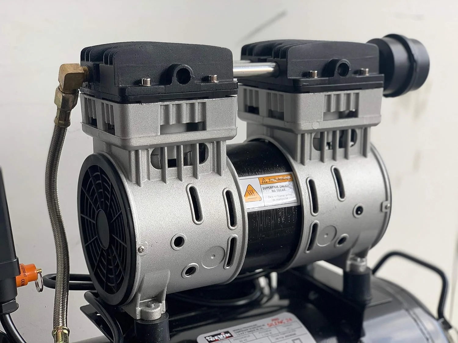 کمپرسور بی صدای قابل حمل Cevik Pro24silenc با مخزن 24 لیتری و قدرت 1.5 اسب بخار، ایده آل برای کار در محیط های داخلی و خارجی، مناسب برای باد کردن و استفاده از میخکوب و منگنه بادی