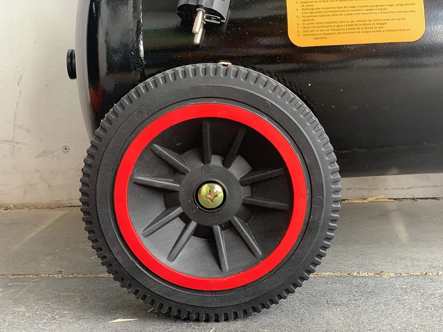 کمپرسور بی صدای قابل حمل Cevik Pro24silenc با مخزن 24 لیتری و قدرت 1.5 اسب بخار، ایده آل برای کار در محیط های داخلی و خارجی، مناسب برای باد کردن و استفاده از میخکوب و منگنه بادی