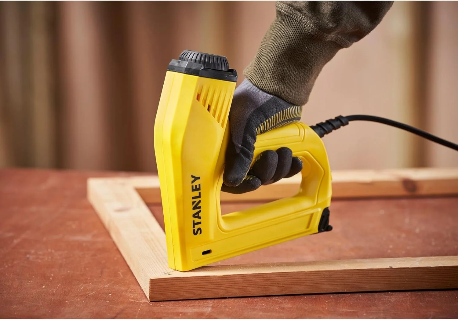 منگنه کوب برقی استنلی، مناسب برای منگنه و میخ های سایز 1/2 اینچ، 9/16 اینچ و 5/8 اینچ (TRE550Z)