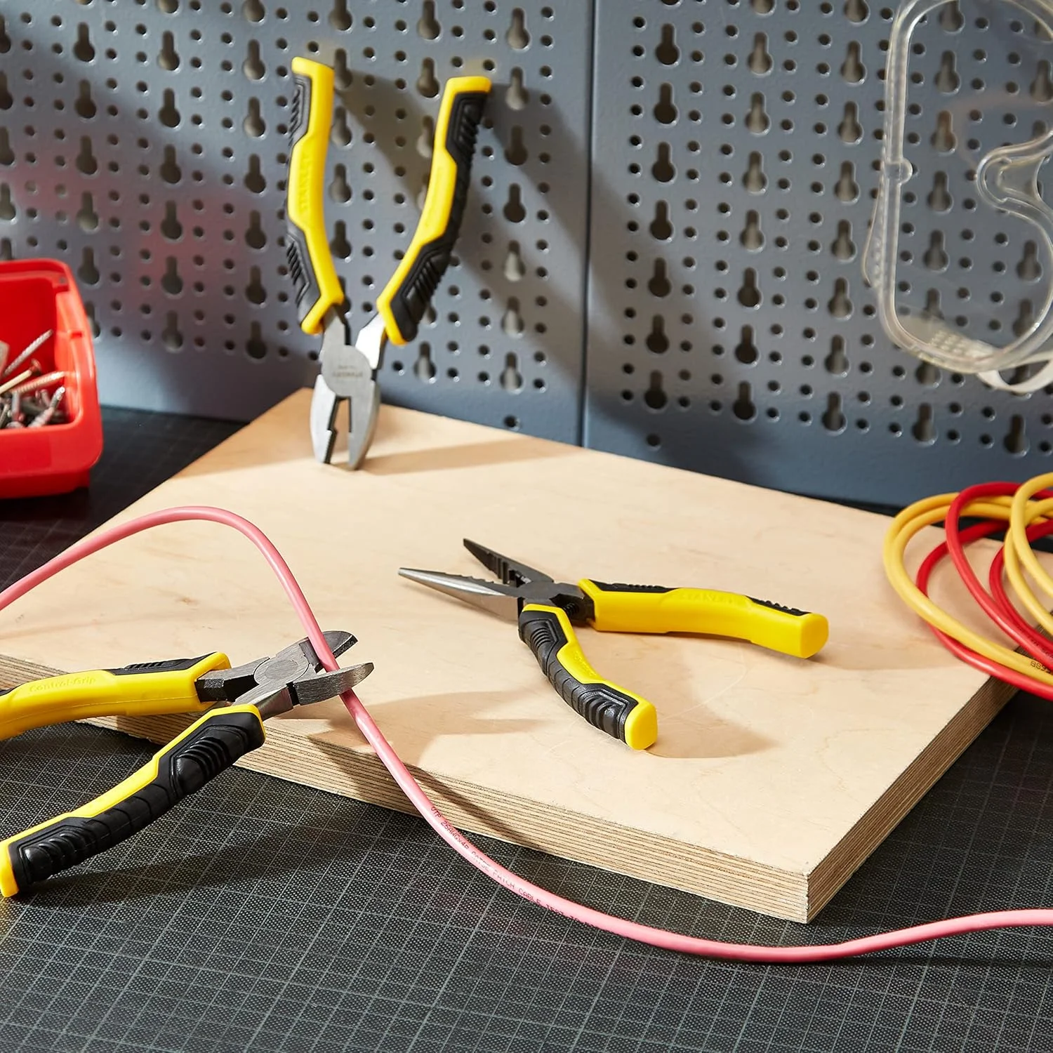 انبر دست استنلی مدل STHT0-75094 با دسته کنترل-گریپ، مشکی/زرد