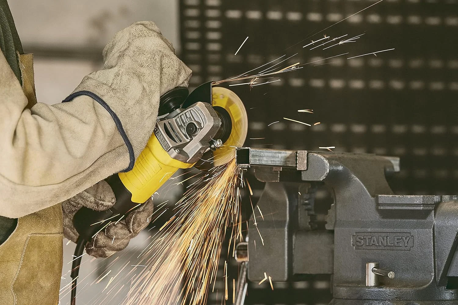 ابزار برقی استنلی، فرز آهنگری کوچک سیم دار 900 وات 115 میلی متر، مدل STGS9115-B5