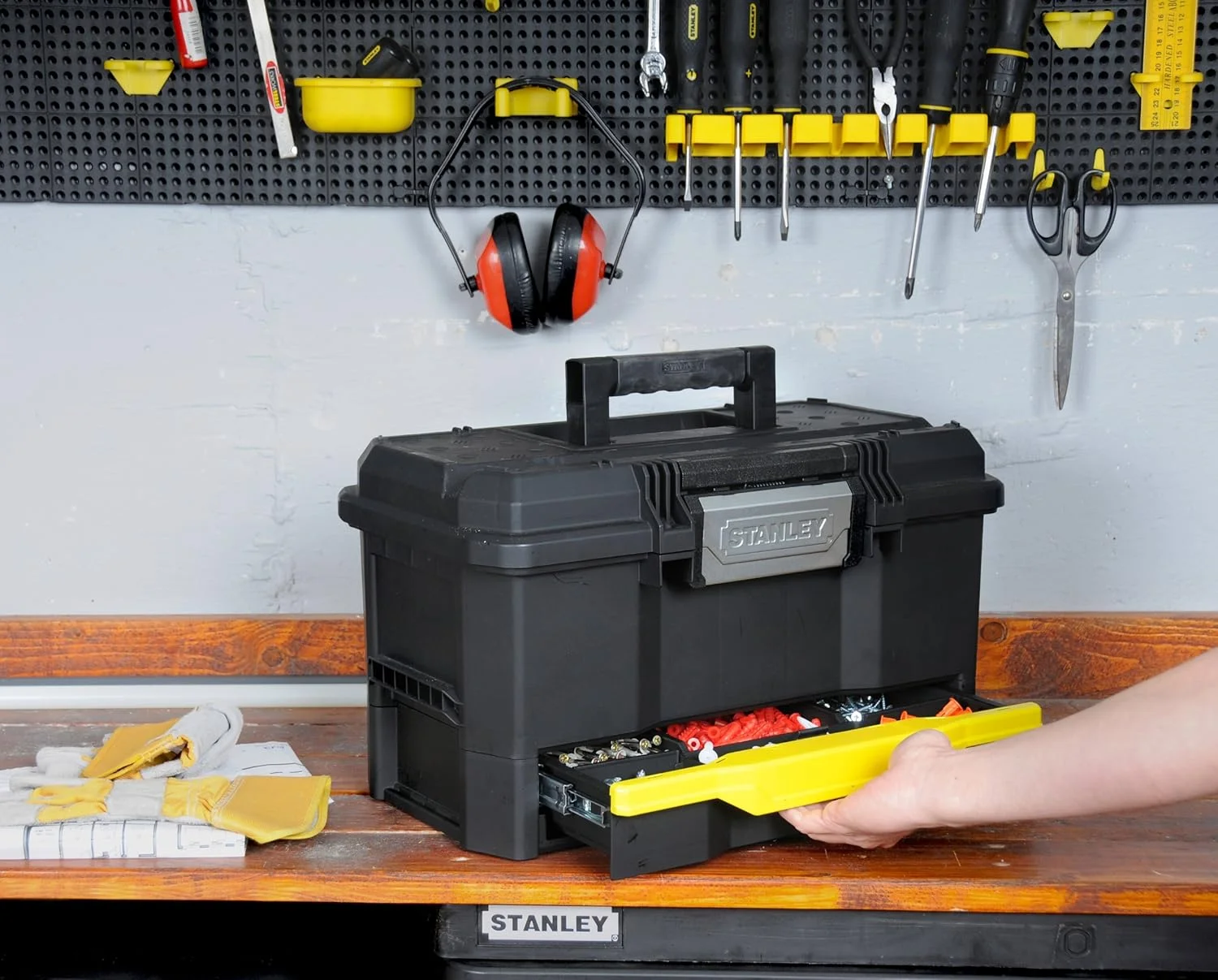 جعبه ابزار 19 اینچی استنلی مدل 170316 با یک قفل و کشو جعبه ابزار 19 اینچی استنلی مدل 170316 با یک قفل و کشو