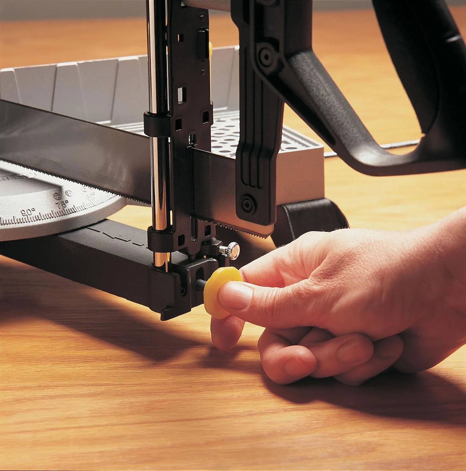 جعبه برش اره فارسی بر فلزی اتوماتیک استنلی به همراه اره - اره ظریف با تیغه اره جهانی 13 دندانه در اینچ - زاویه های 30، 45، 60 و 90 درجه - 1-20-800 جعبه برش اره فارسی بر فلزی اتوماتیک استنلی به همراه اره - اره ظریف با تیغه اره جهانی 13 دندانه در اینچ - زاویه های 30، 45، 60 و 90 درجه - 1-20-800