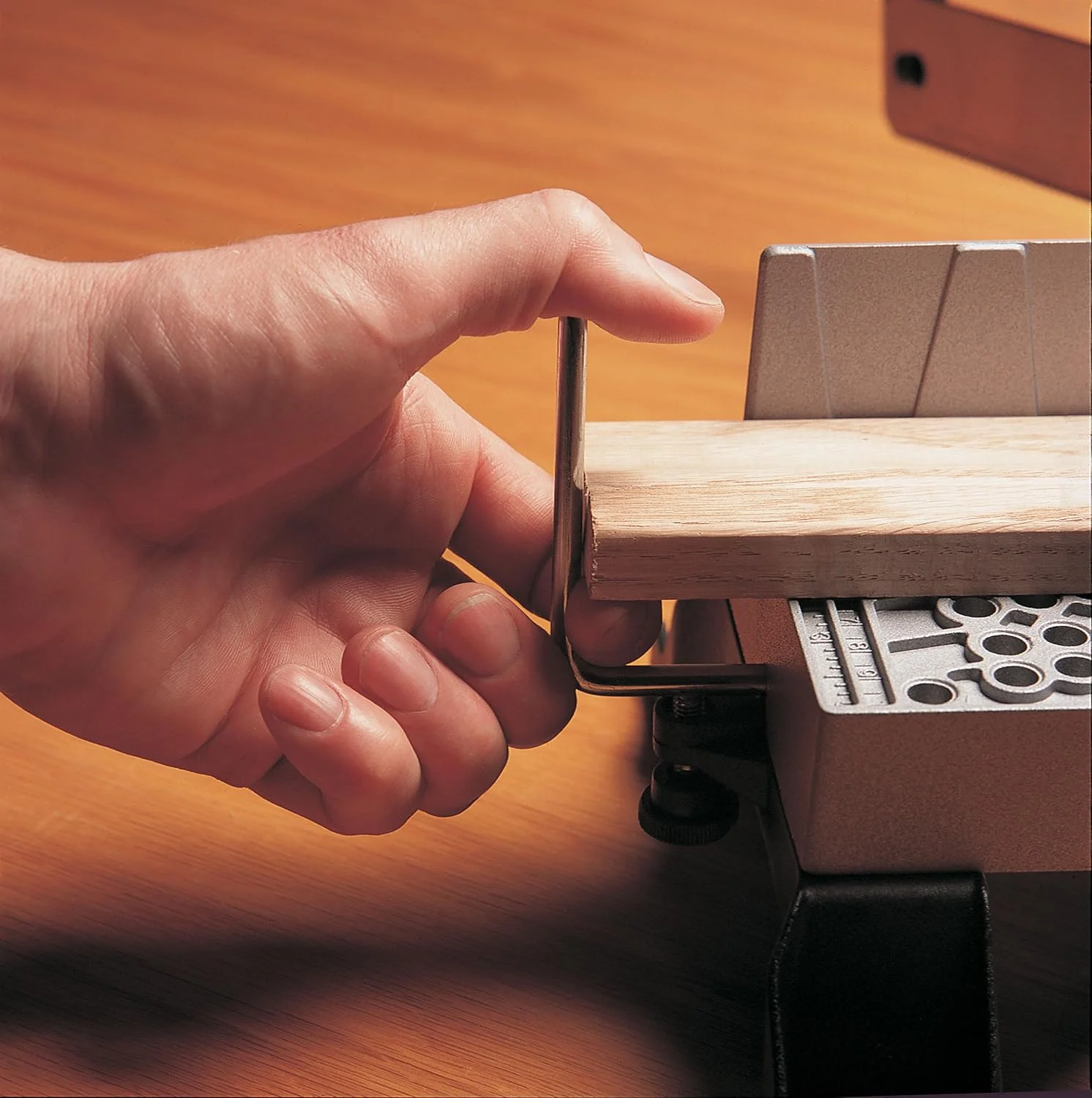 جعبه برش اره فارسی بر فلزی اتوماتیک استنلی به همراه اره - اره ظریف با تیغه اره جهانی 13 دندانه در اینچ - زاویه های 30، 45، 60 و 90 درجه - 1-20-800 جعبه برش اره فارسی بر فلزی اتوماتیک استنلی به همراه اره - اره ظریف با تیغه اره جهانی 13 دندانه در اینچ - زاویه های 30، 45، 60 و 90 درجه - 1-20-800