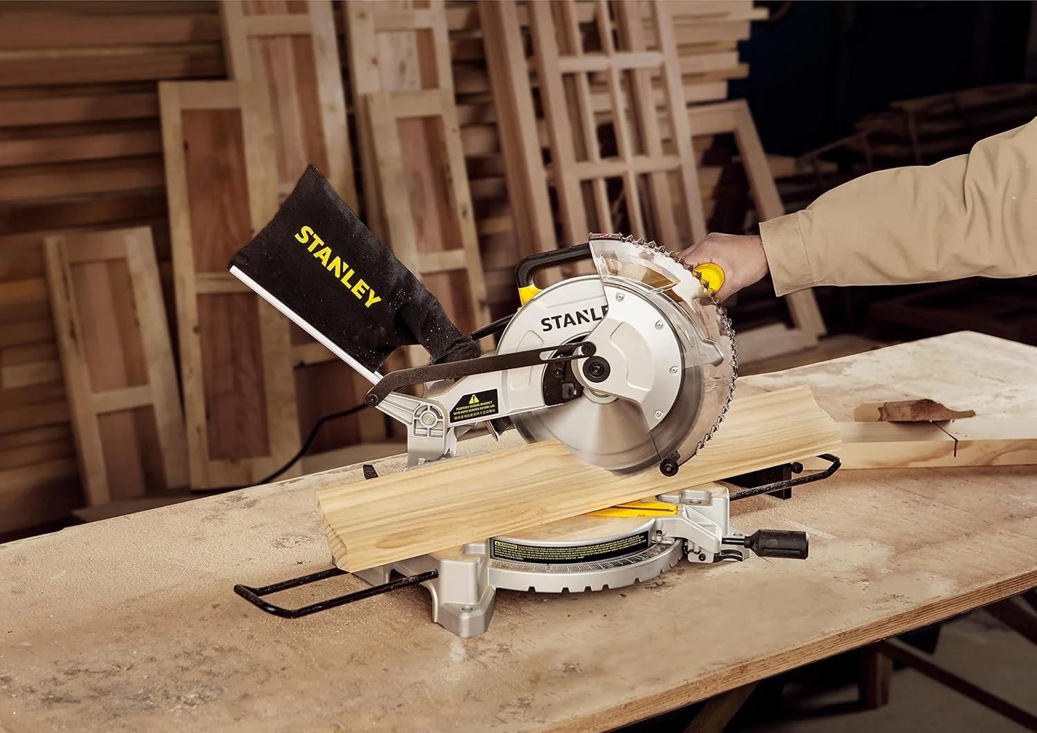 اره میزی زاویه بر مرکب 254 میلی‌متری 1650 وات سیم دار استنلی مدل SM16-B5