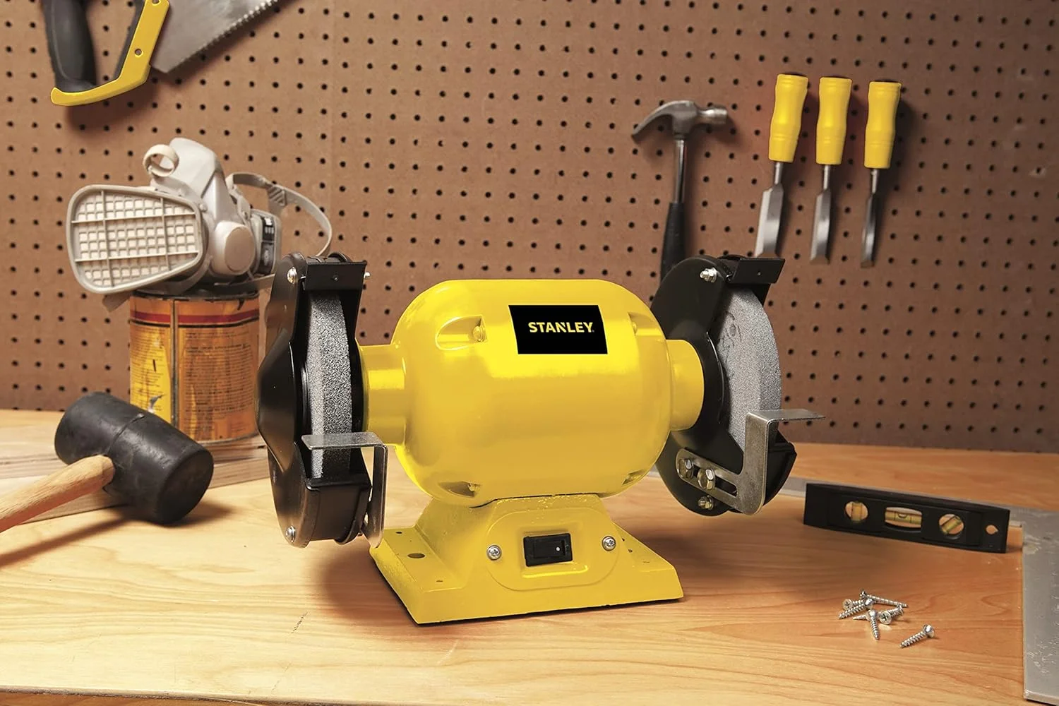 سنگ رومیزی برقی استنلی با موتور 1/2 اسب بخار (373 وات) و صفحه 6 اینچی (152 میلیمتر)، مدل STGB3715-B5 سنگ رومیزی برقی استنلی با موتور 1/2 اسب بخار (373 وات) و صفحه 6 اینچی (152 میلیمتر)، مدل STGB3715-B5