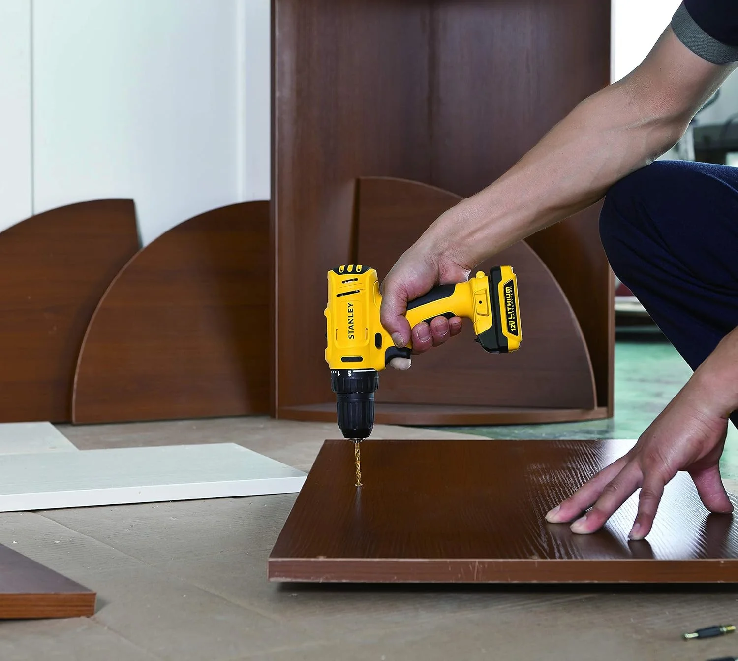 دریل پیچ گوشتی شارژی استنلی، 10.8 ولت لیتیوم-یون، 2 سرعته، دور متغیر، سه نظام 10 میلی متری، 2 عدد باتری 1.5 آمپر ساعت، به همراه جعبه ابزار، زرد/مشکی - SCD121S2K-B5