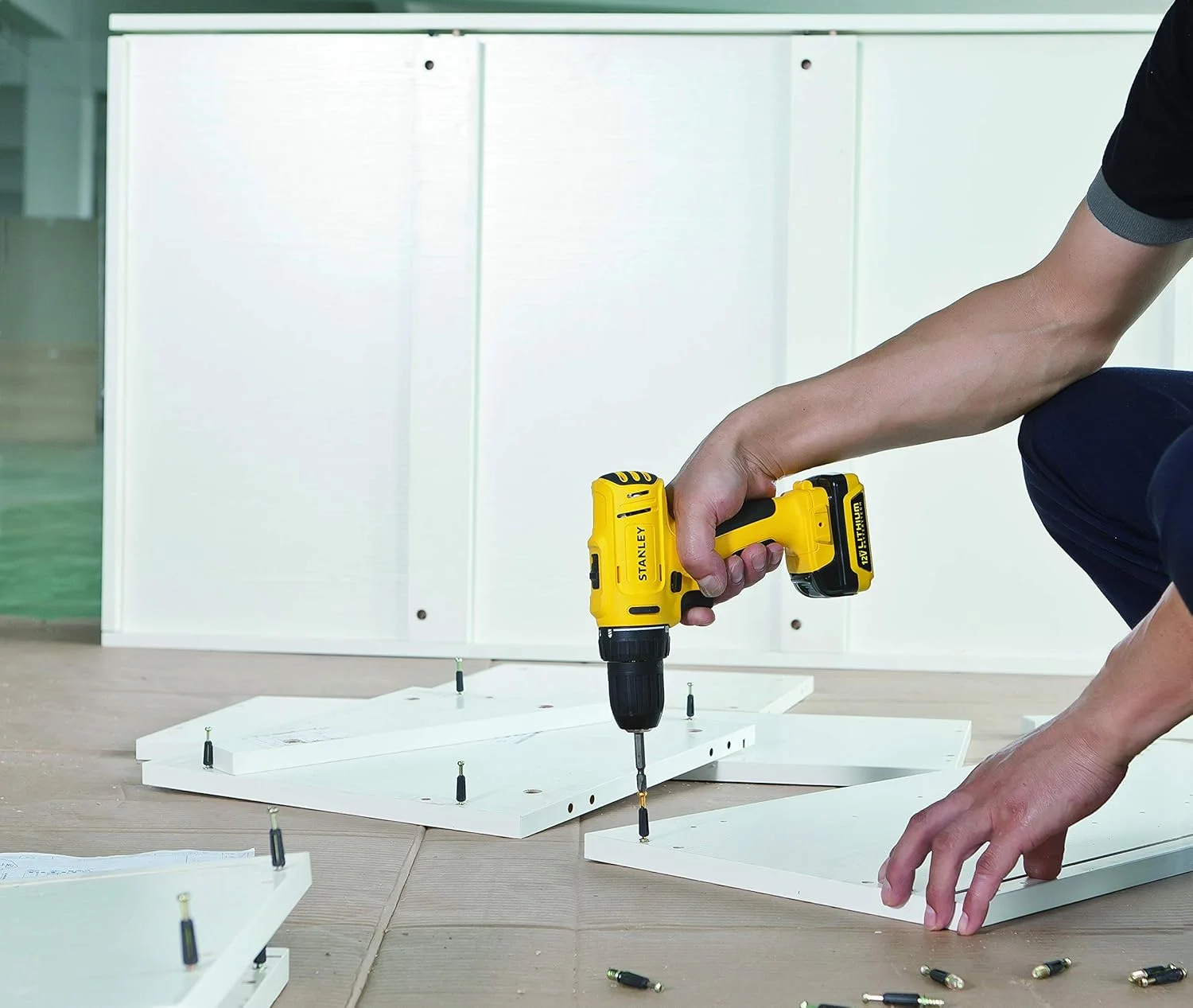 دریل پیچ گوشتی شارژی استنلی، 10.8 ولت لیتیوم-یون، 2 سرعته، دور متغیر، سه نظام 10 میلی متری، 2 عدد باتری 1.5 آمپر ساعت، به همراه جعبه ابزار، زرد/مشکی - SCD121S2K-B5