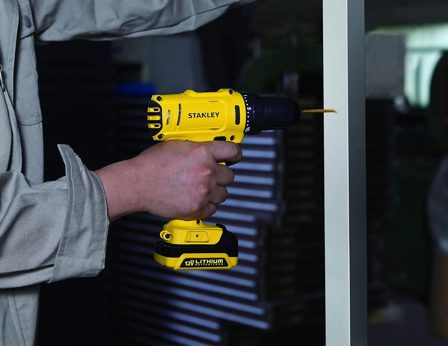 دریل پیچ گوشتی شارژی استنلی، 10.8 ولت لیتیوم-یون، 2 سرعته، دور متغیر، سه نظام 10 میلی متری، 2 عدد باتری 1.5 آمپر ساعت، به همراه جعبه ابزار، زرد/مشکی - SCD121S2K-B5