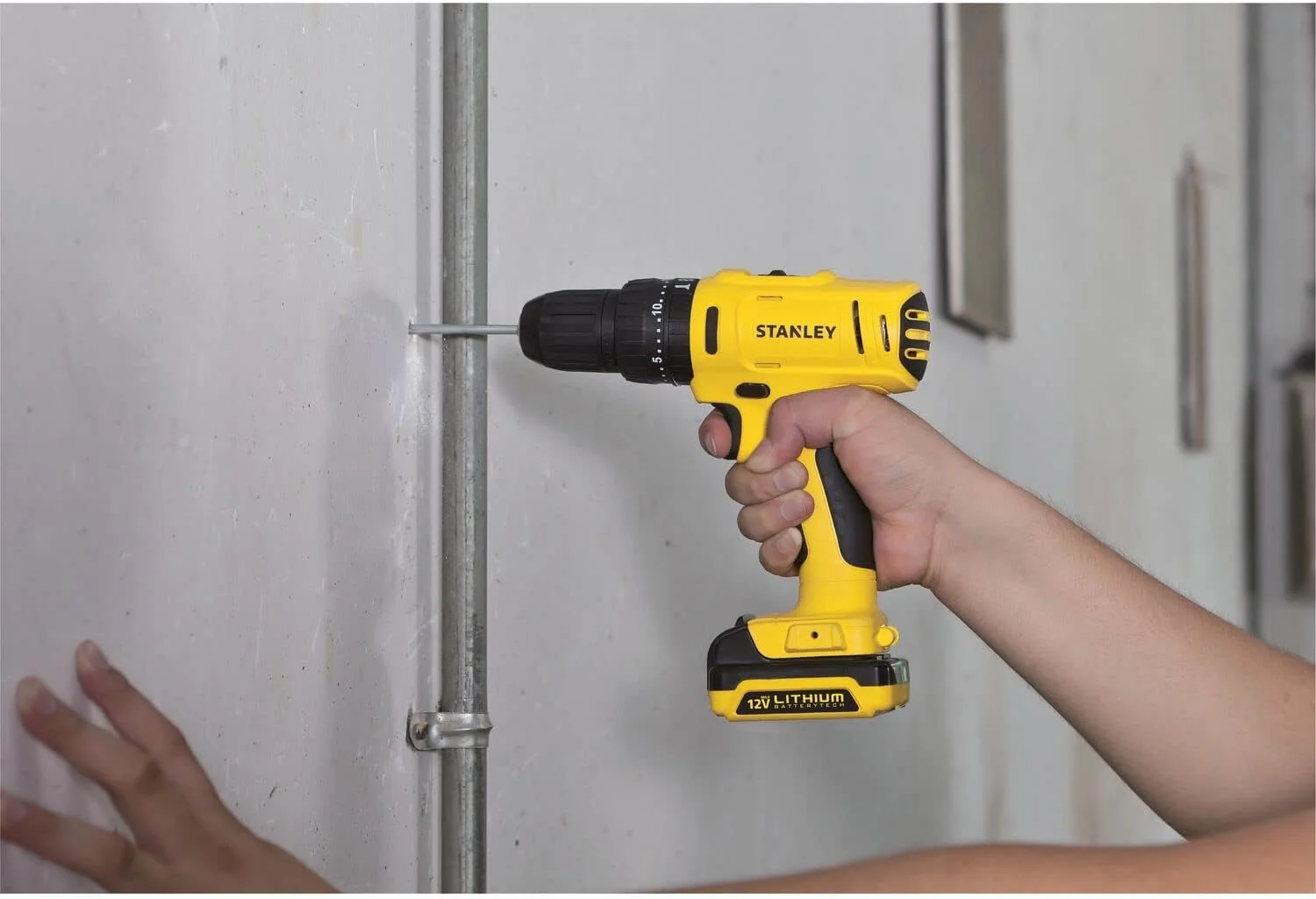 دریل پیچ گوشتی چکشی شارژی استنلی، 10.8 ولت، 2 عدد باتری 1.5 آمپر لیتیوم یون به همراه شارژر و جعبه ابزار، زرد/مشکی - Sch121S2K-B5 دریل پیچ گوشتی چکشی شارژی استنلی، 10.8 ولت، 2 عدد باتری 1.5 آمپر لیتیوم یون به همراه شارژر و جعبه ابزار، زرد/مشکی - Sch121S2K-B5