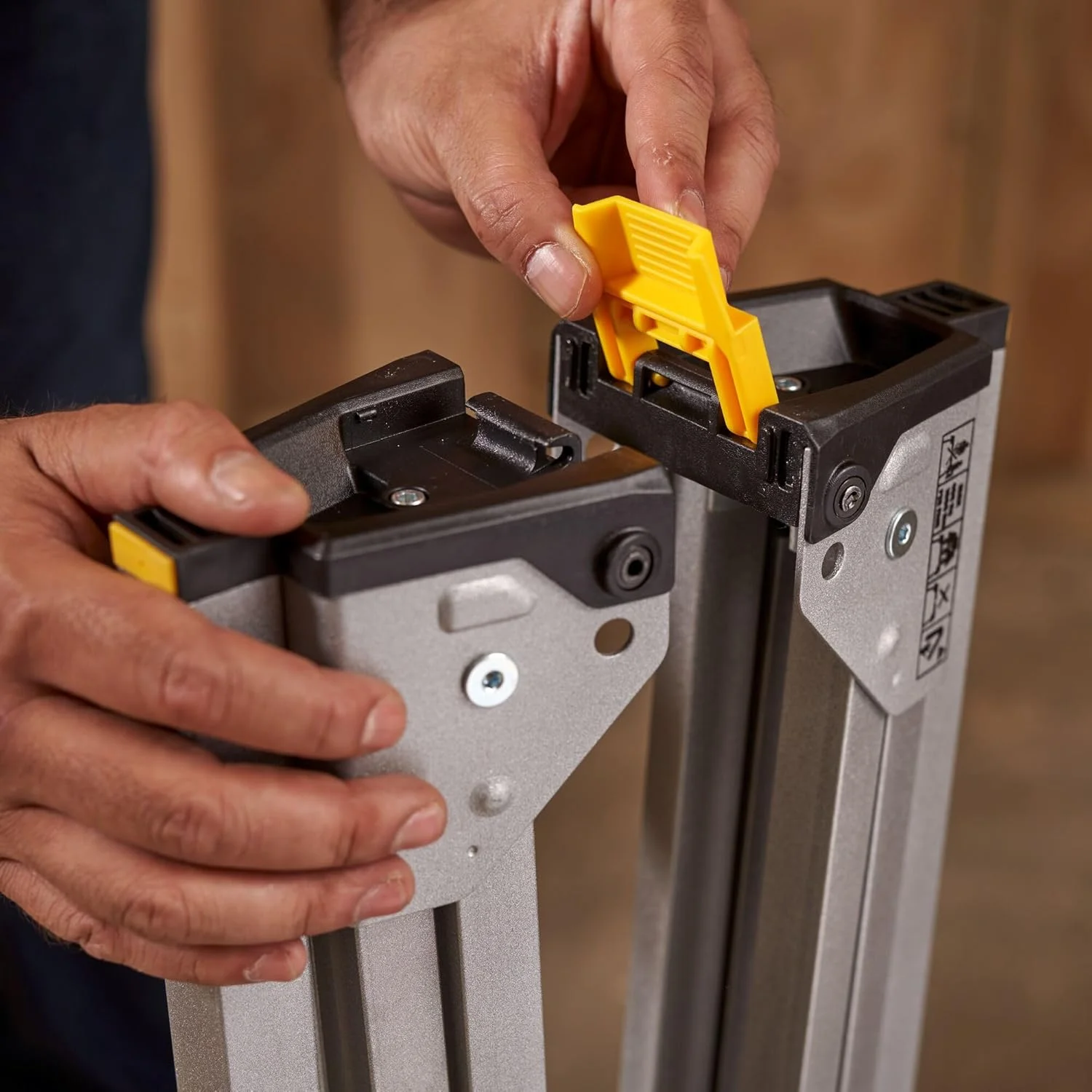 جفت خرک فلزی استنلی مدل STST81337-1 ارتفاع 736 میلی‌متر با ظرفیت باربری تا 340 کیلوگرم، نقره‌ای