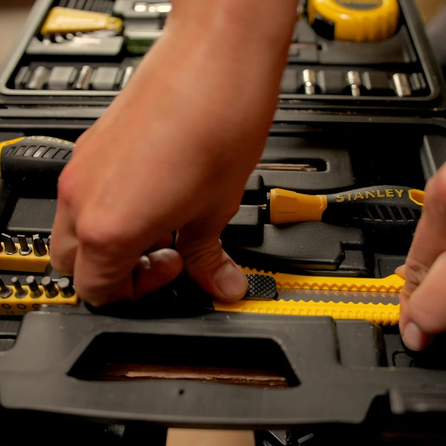 مجموعه ابزار 51 تکه استنلی – شامل جغجغه، بکس، پیچ گوشتی، آچار آلن، سیم چین و نگهدارنده نوک – جعبه مقاوم – STMT0-74864