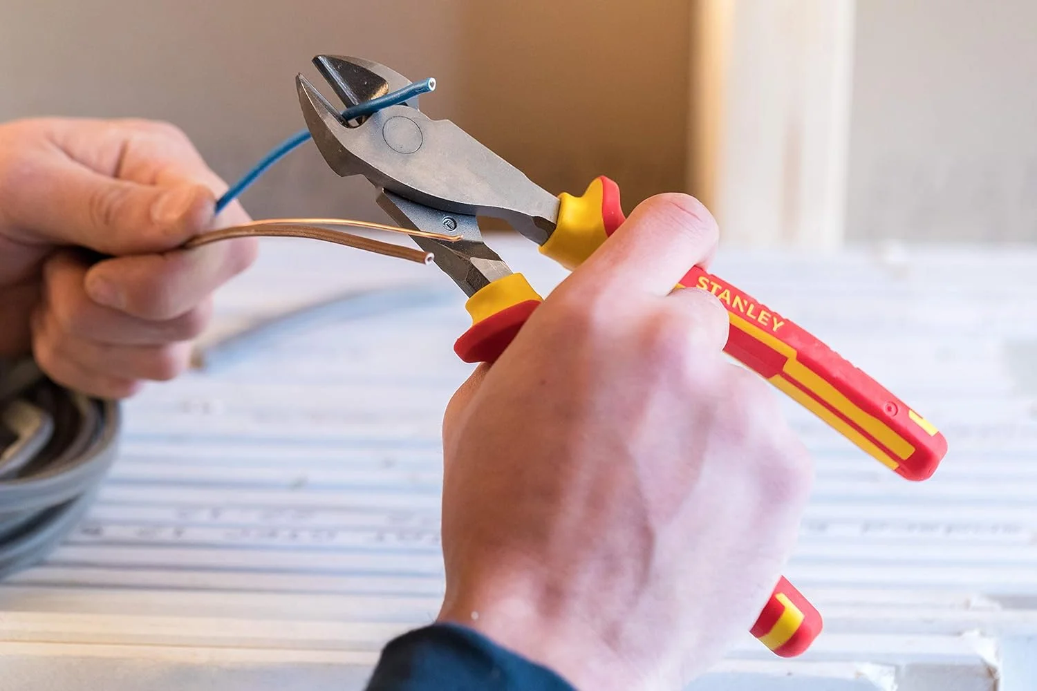 انبر سیم‌چین مورب استنلی مدل 0-84-004 - قرمز/زرد