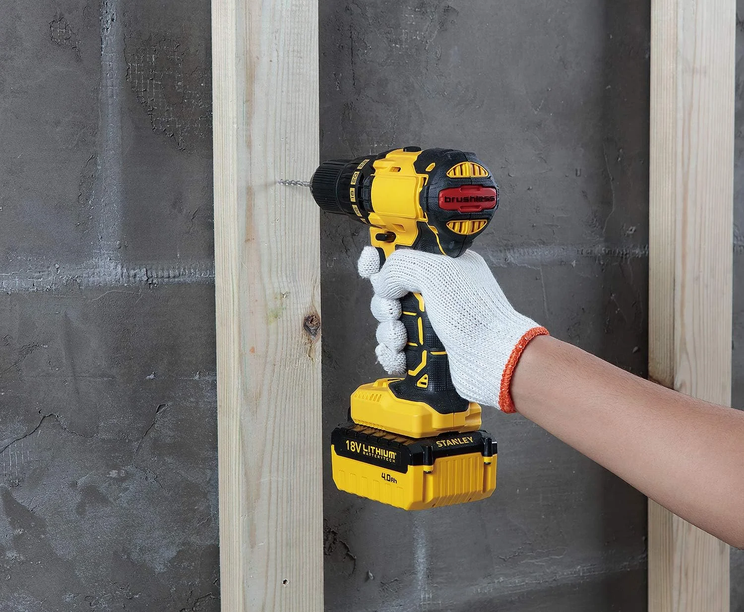 دریل پیچ گوشتی شارژی براشلس استنلی، 18 ولت، 55 نیوتن متر، 2 سرعته، دو جهته، 2 عدد باتری 2.0 آمپر ساعت به همراه جعبه ابزار، زرد/مشکی - SBD20D2K-B5