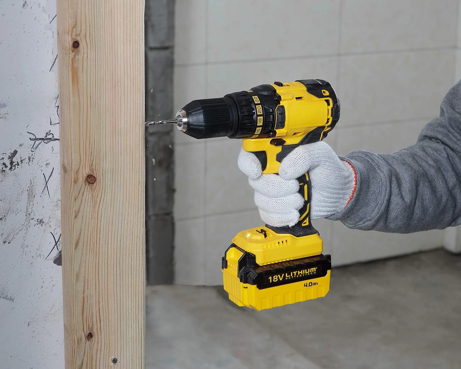 دریل پیچ گوشتی شارژی براشلس استنلی، 18 ولت، 55 نیوتن متر، 2 سرعته، دو جهته، 2 عدد باتری 2.0 آمپر ساعت به همراه جعبه ابزار، زرد/مشکی - SBD20D2K-B5