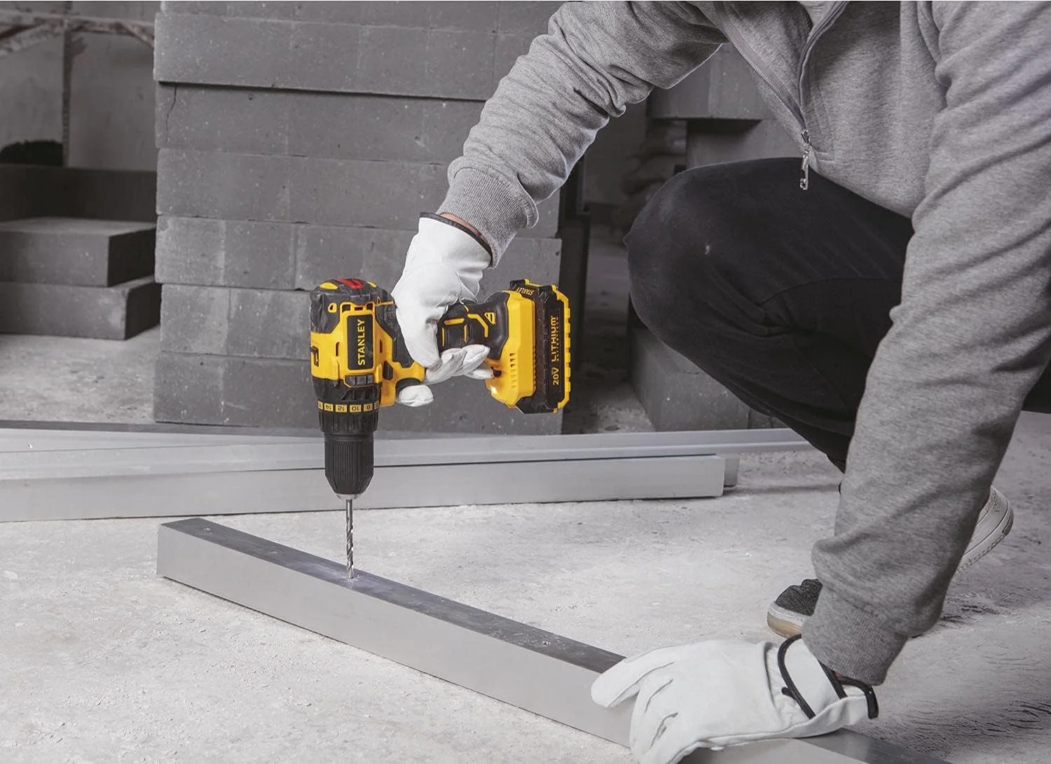 دریل پیچ گوشتی شارژی براشلس استنلی، 18 ولت، 55 نیوتن متر، 2 سرعته، دو جهته، 2 عدد باتری 2.0 آمپر ساعت به همراه جعبه ابزار، زرد/مشکی - SBD20D2K-B5