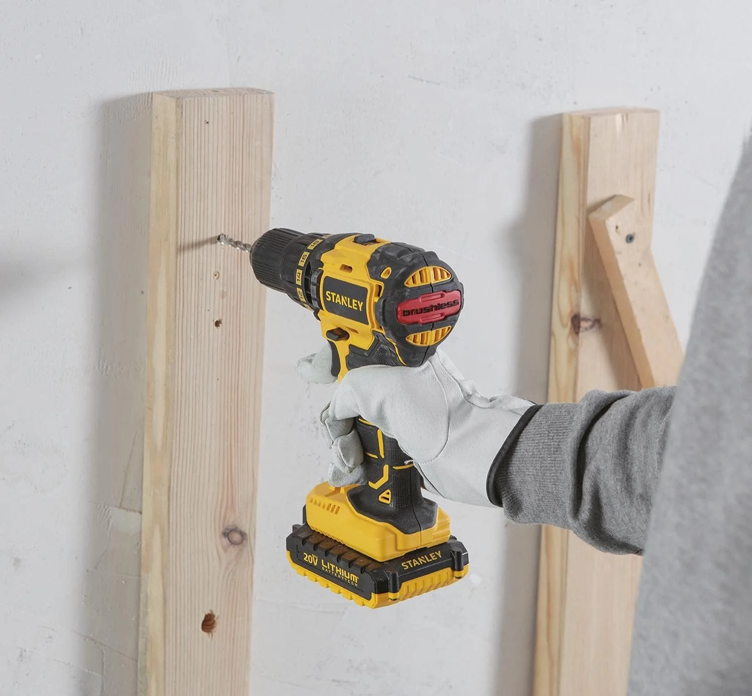 دریل پیچ گوشتی شارژی براشلس استنلی، 18 ولت، 55 نیوتن متر، 2 سرعته، دو جهته، 2 عدد باتری 2.0 آمپر ساعت به همراه جعبه ابزار، زرد/مشکی - SBD20D2K-B5