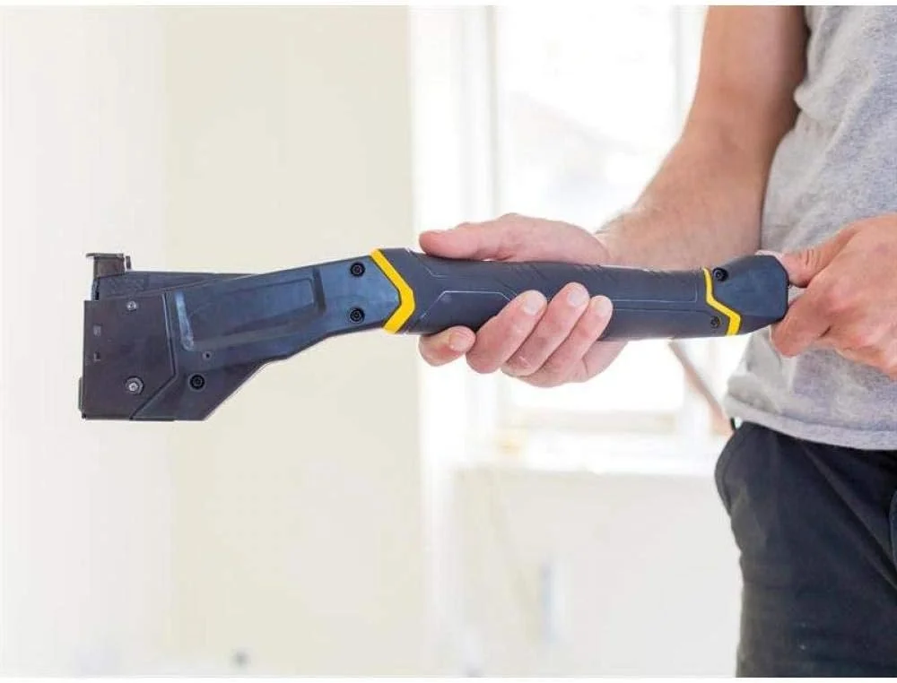 منگنه کوب چکشی اکسترا لایت استنلی FatMax FMHT81394-9 (بدون پس زدن، بدون برگشت، دارای 3 محفظه منگنه، فوق العاده بلند، ایده آل برای نصابان سقف و کف، شامل 1000 منگنه نوع G 10 میلی متر)