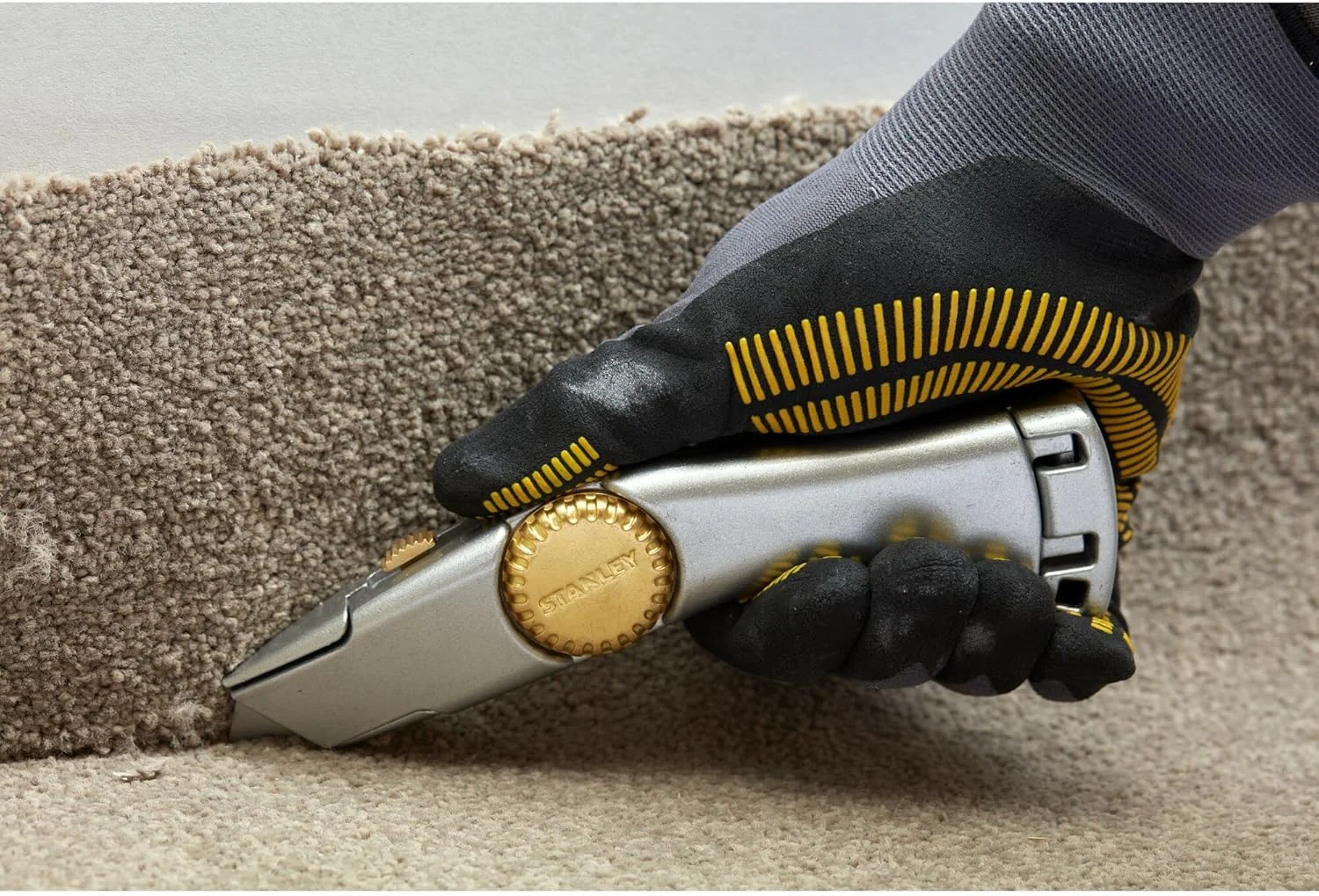 چاقوی استنلی مدل ''Titan RB'' 2-10-122 با تیغه جمع شونده، نقره ای چاقوی استنلی مدل ''Titan RB'' 2-10-122 با تیغه جمع شونده، نقره ای