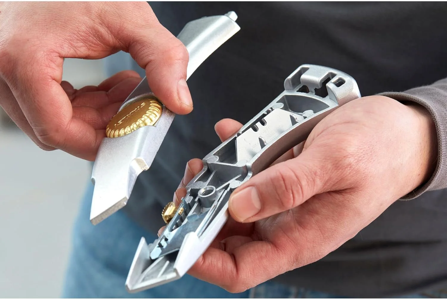 چاقوی استنلی مدل ''Titan RB'' 2-10-122 با تیغه جمع شونده، نقره ای چاقوی استنلی مدل ''Titan RB'' 2-10-122 با تیغه جمع شونده، نقره ای