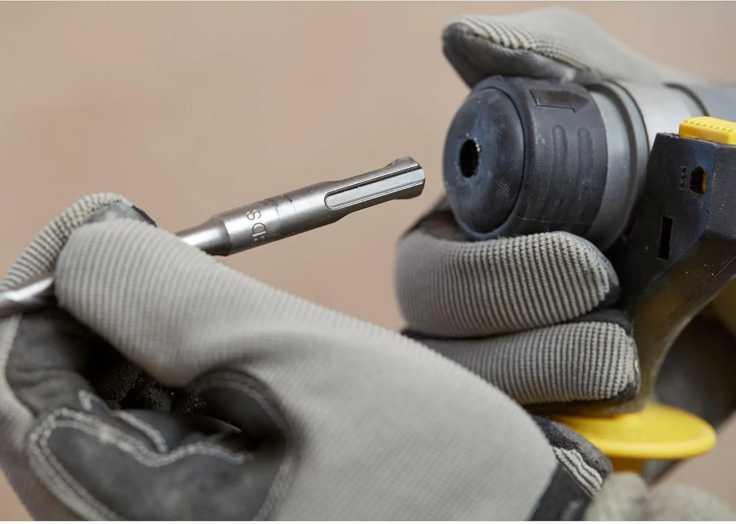 دریل چکشی SDS Plus براشلس 18 ولت V20 به همراه 2 عدد باتری 4.0 آمپر ساعت و جعبه ابزار