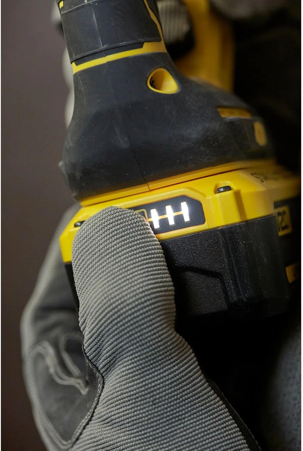 دریل چکشی SDS Plus براشلس 18 ولت V20 به همراه 2 عدد باتری 4.0 آمپر ساعت و جعبه ابزار