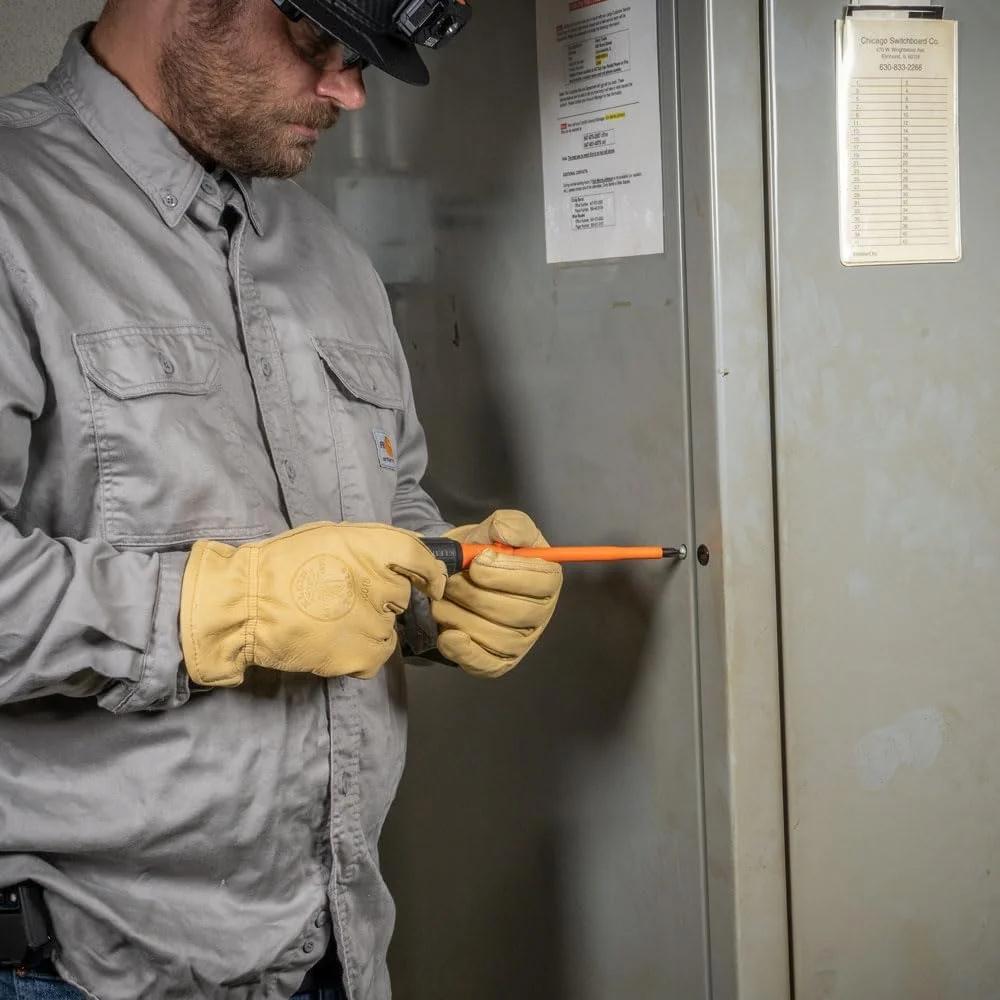 پیچ گوشتی عایق کلاین تولز 6876INS، پیچ گوشتی نوک فیلیپس شماره 3 با عایق 1000 ولت و ساق 6 اینچی، Tip-Ident، دسته با روکش بالشتکی