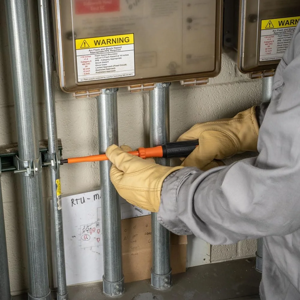 پیچ گوشتی عایق کلاین تولز 6876INS، پیچ گوشتی نوک فیلیپس شماره 3 با عایق 1000 ولت و ساق 6 اینچی، Tip-Ident، دسته با روکش بالشتکی