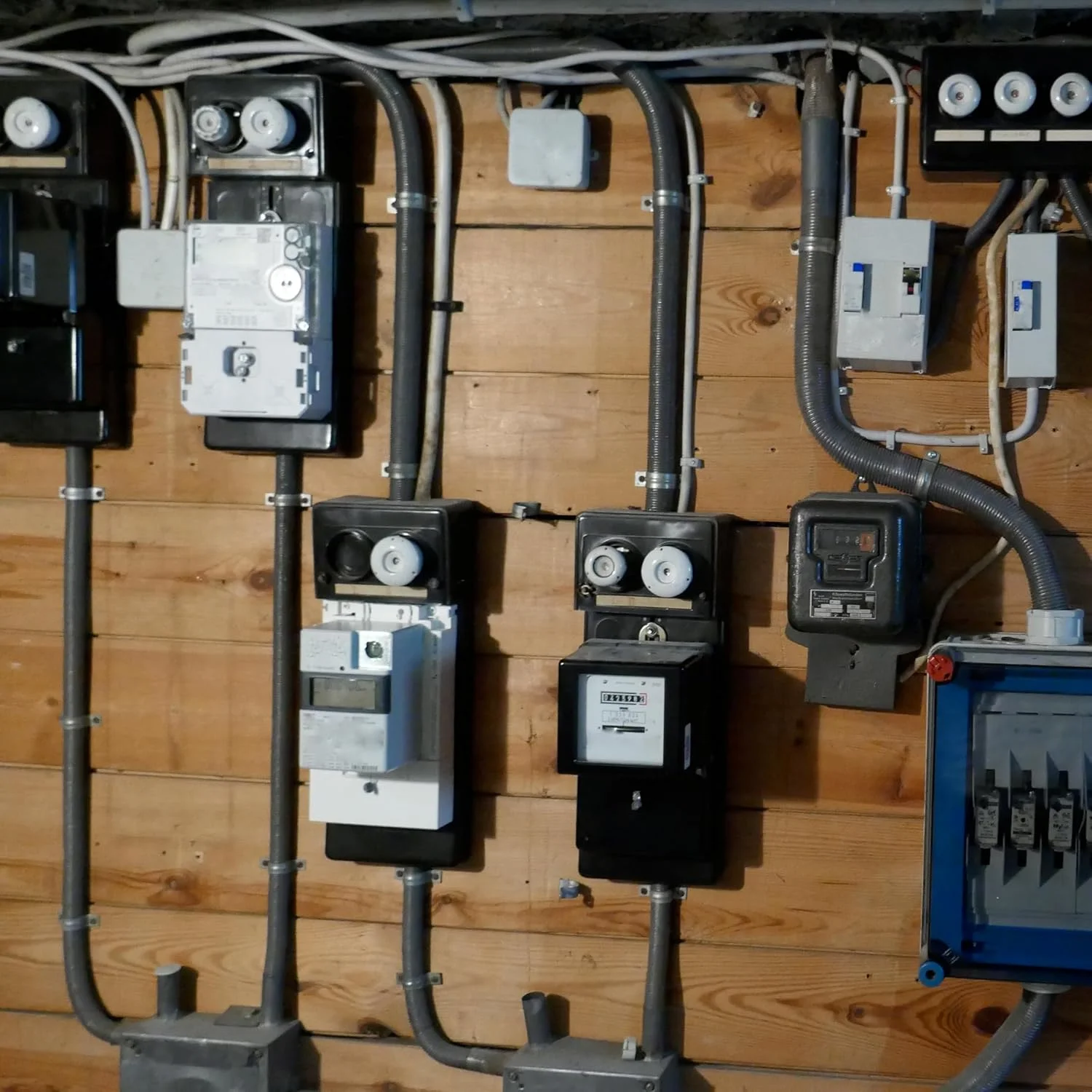 بست لوله فلزی برق (EMT) سایز 1/2 اینچ Maxxima، مدل فشاری دو سوراخه، فولاد با روکش روی (بسته 100 عددی) برای نصب لوله بست لوله فلزی برق (EMT) سایز 1/2 اینچ Maxxima، مدل فشاری دو سوراخه، فولاد با روکش روی (بسته 100 عددی) برای نصب لوله