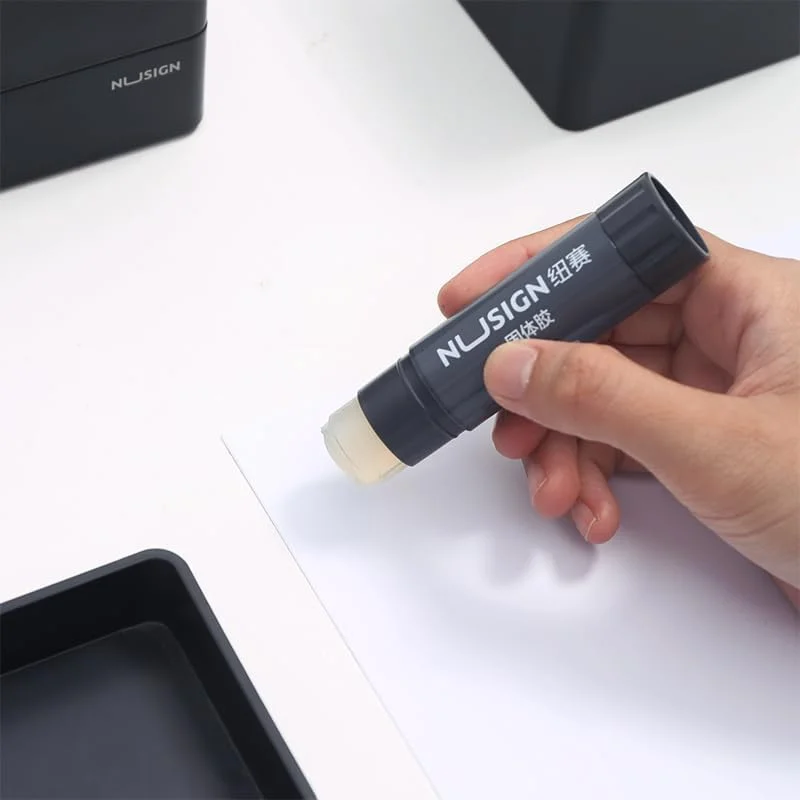 چسب ماتیکی دلی مدل NS193 Nusign – 15 گرمی، شفاف، چسبندگی قوی، غیر سمی، استفاده روان، ایده آل برای استفاده در مدرسه و اداره، 1 عدد